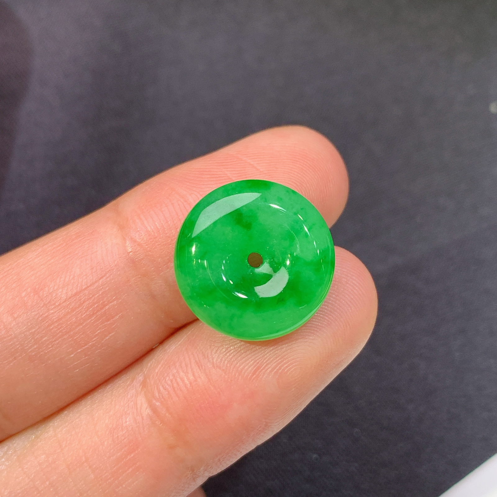 冰飘绿平安扣，冰润色阳，玉质细腻，种水足，Zha 尺寸14.7*4.6