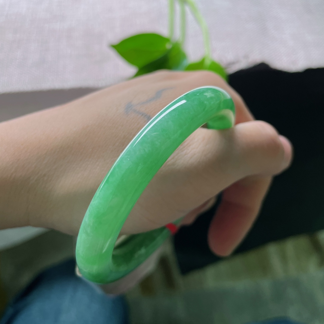 53.5/9.5绿底圆条，浓得化不开的绿，是雨林深处最沉静的那口呼吸。皮纹，ss49436a