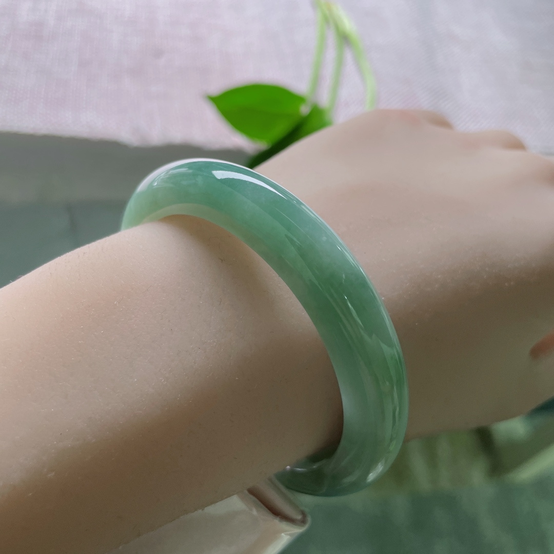 53.3/10.5/8。湖水绿正圈，条形秀气，似一潭静谧湖水，绿得干净又治愈，ss49027a