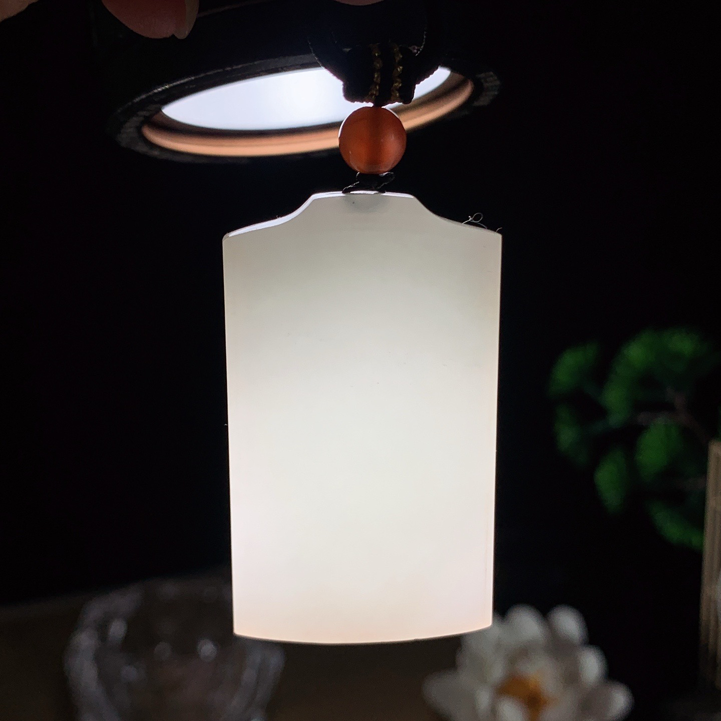 新疆和田玉白玉平安无事牌挂件 尺寸50/29/9重32克 玉质细腻油润 底色纯净 脂粉好，品质好。lt260402