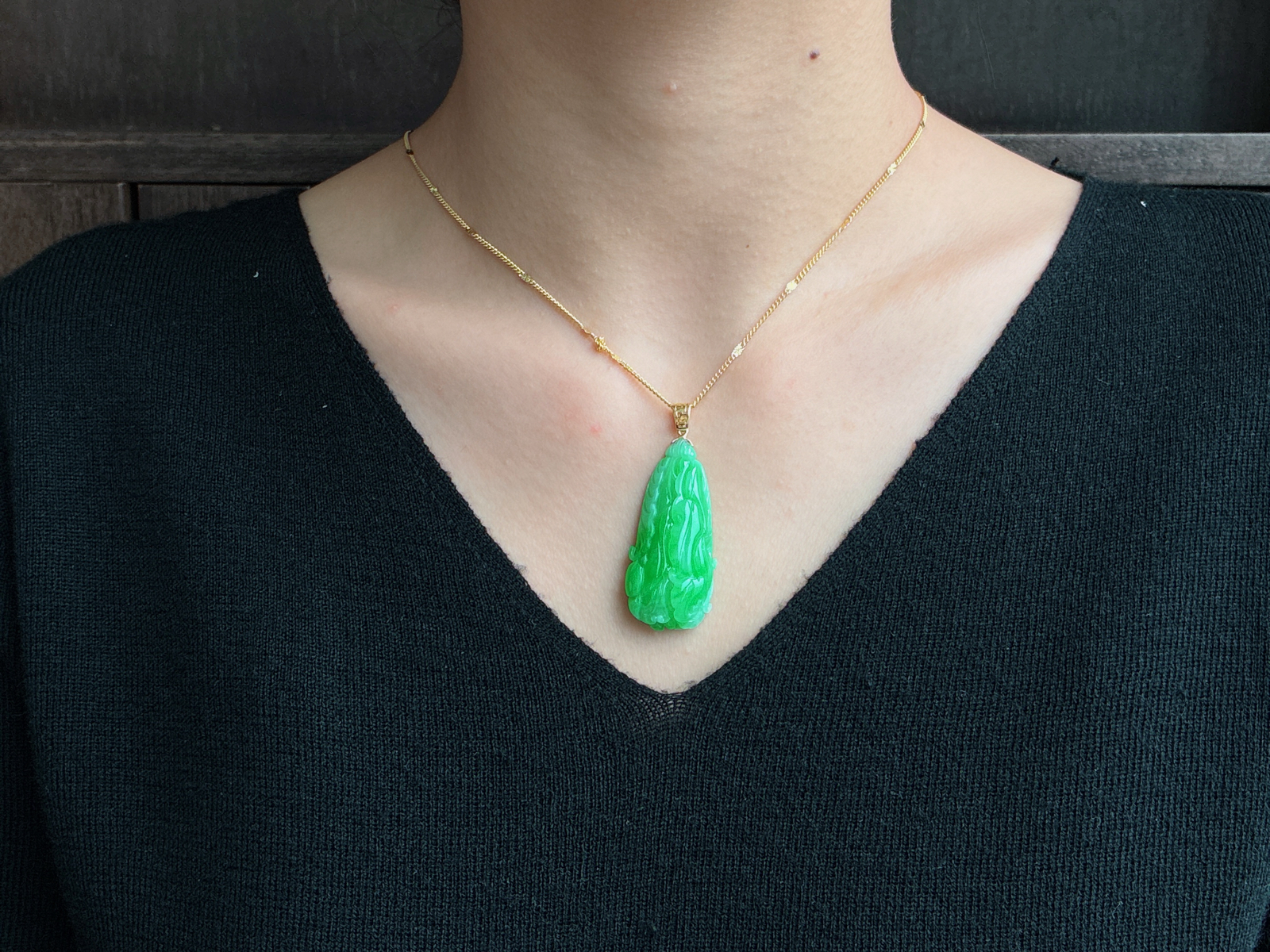 【镶嵌】冰阳绿白菜百财吊坠  
【说明】缅料 18k金镶嵌 性价比高  
【整体】48.4
【裸石】40-18.8-10.2