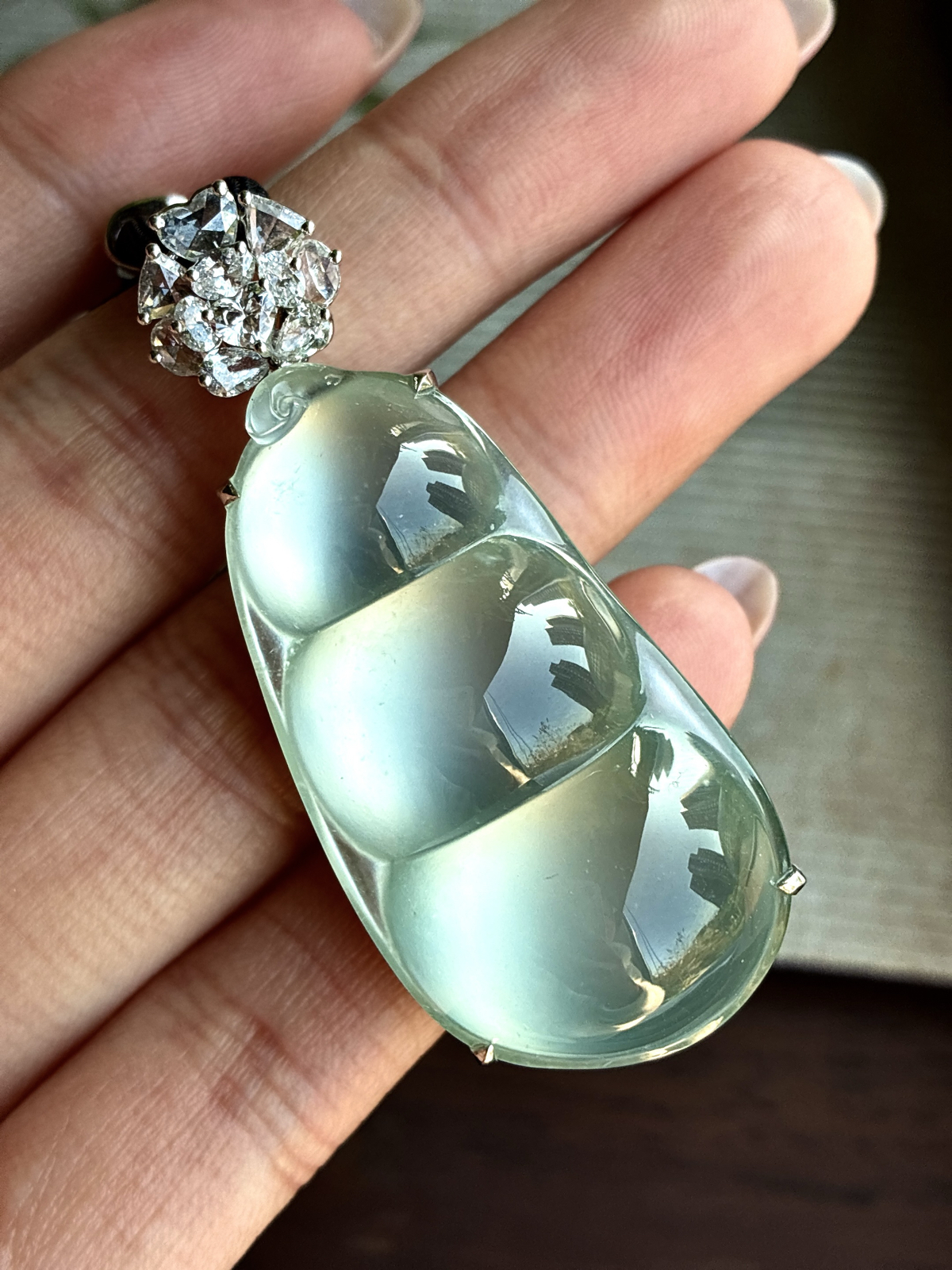 【镶嵌】🫧高冰玻璃种豆子福豆吊坠  
【说明】缅料 18k金镶嵌 性价比高  
【整体】54-22.7-14.7
【裸石】43.2-22.7-10.5


•玻璃凝福豆，冰透蕴清光