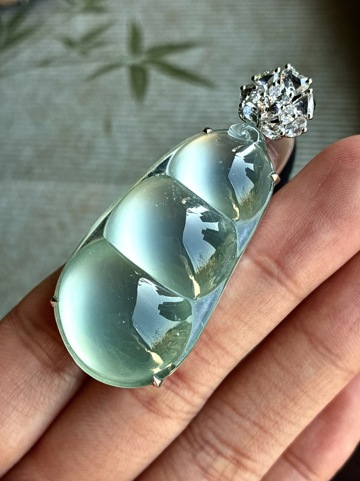 【镶嵌】🫧高冰玻璃种豆子福豆吊坠  
【说明】缅料 18k金镶嵌 性价比高  
【整体】54-22.7-14.7
【裸石】43.2-22.7-10.5


•玻璃凝福豆，冰透蕴清光