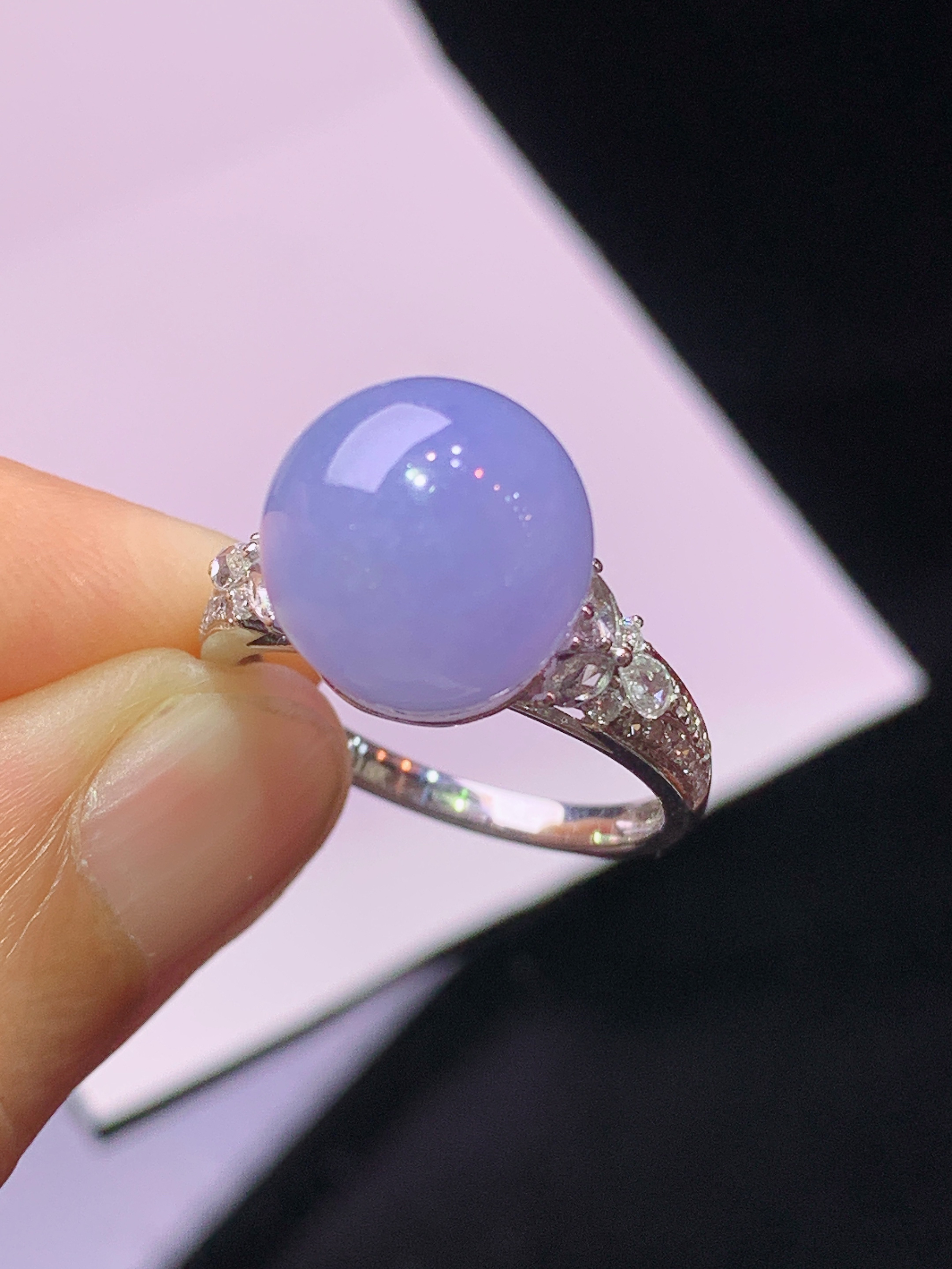 18k金钻镶嵌紫罗兰圆珠戒指 玉质细腻 色泽艳丽清新 水润亮眼 圈口14 整体尺寸11.2L2
