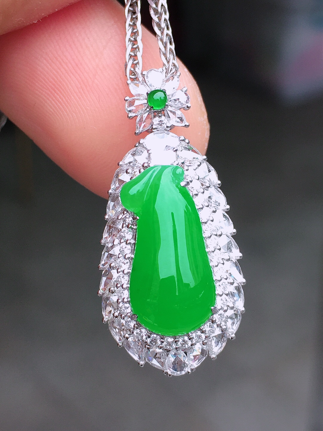 阳绿福瓜吊坠，色泽均匀艳丽，玉质细腻，荧光感超
强，饱满圆润，尽显优雅气质，18k
金豪华镶嵌