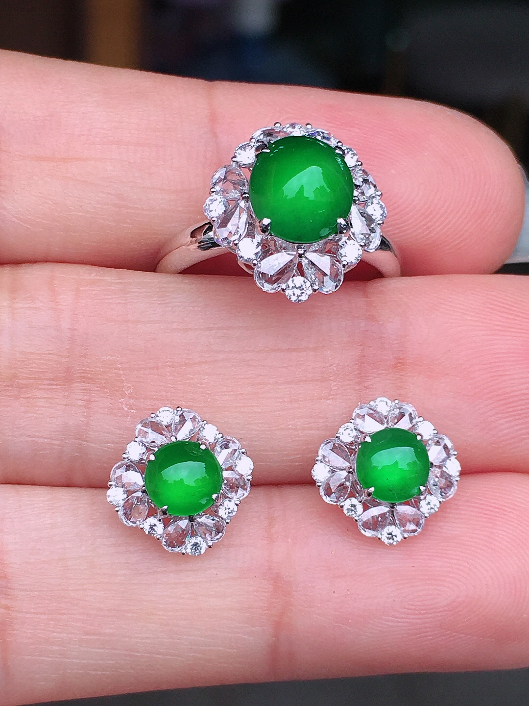 阳绿蛋面套装（耳钉+戒指），色泽均匀艳丽，玉质细腻，荧光感超
强，饱满圆润，尽显优雅气质，18k
金