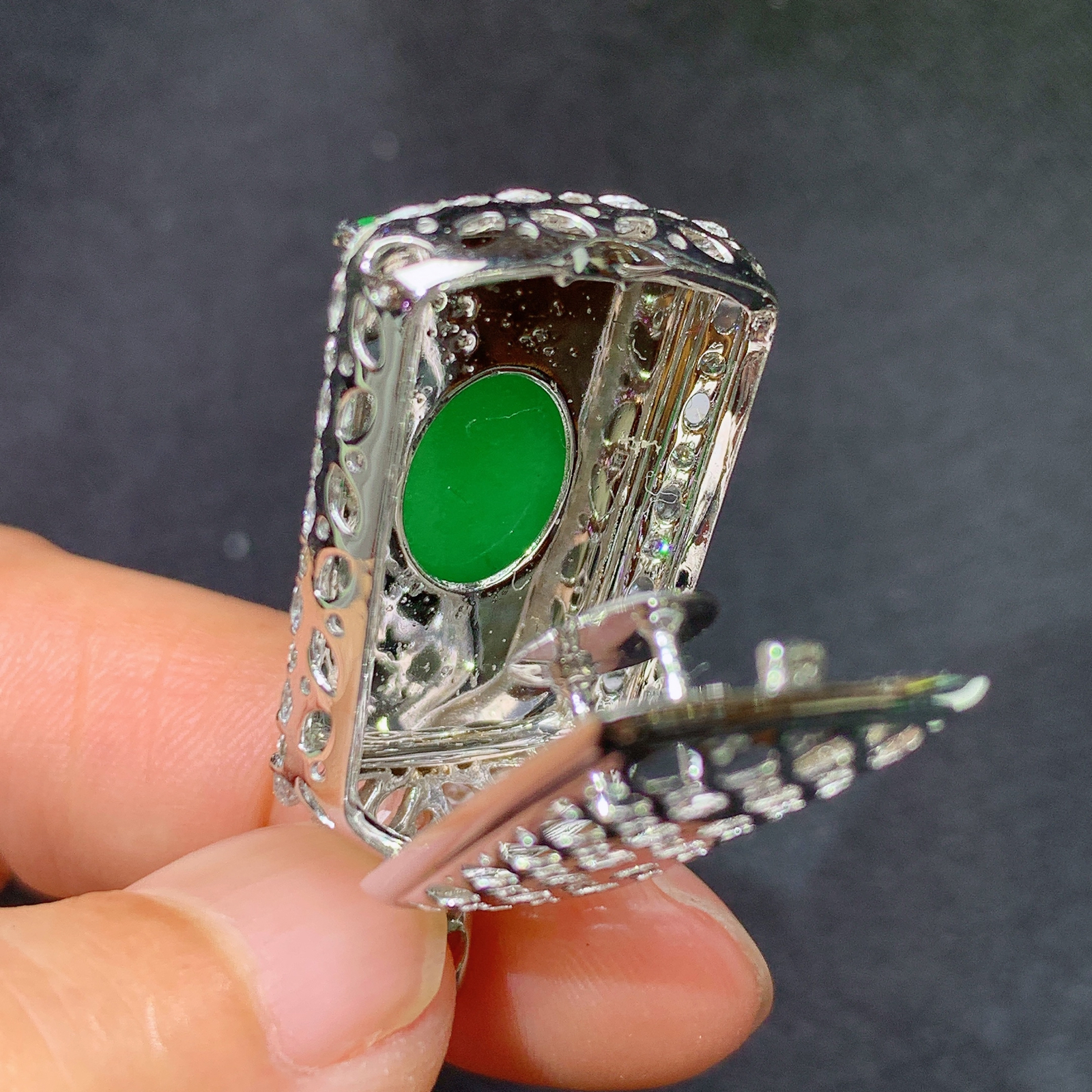 冰阳绿无事牌吊坠，18k金镶嵌，冰润色阳，种老水足，Ff 尺寸34.7*17.2*9.5