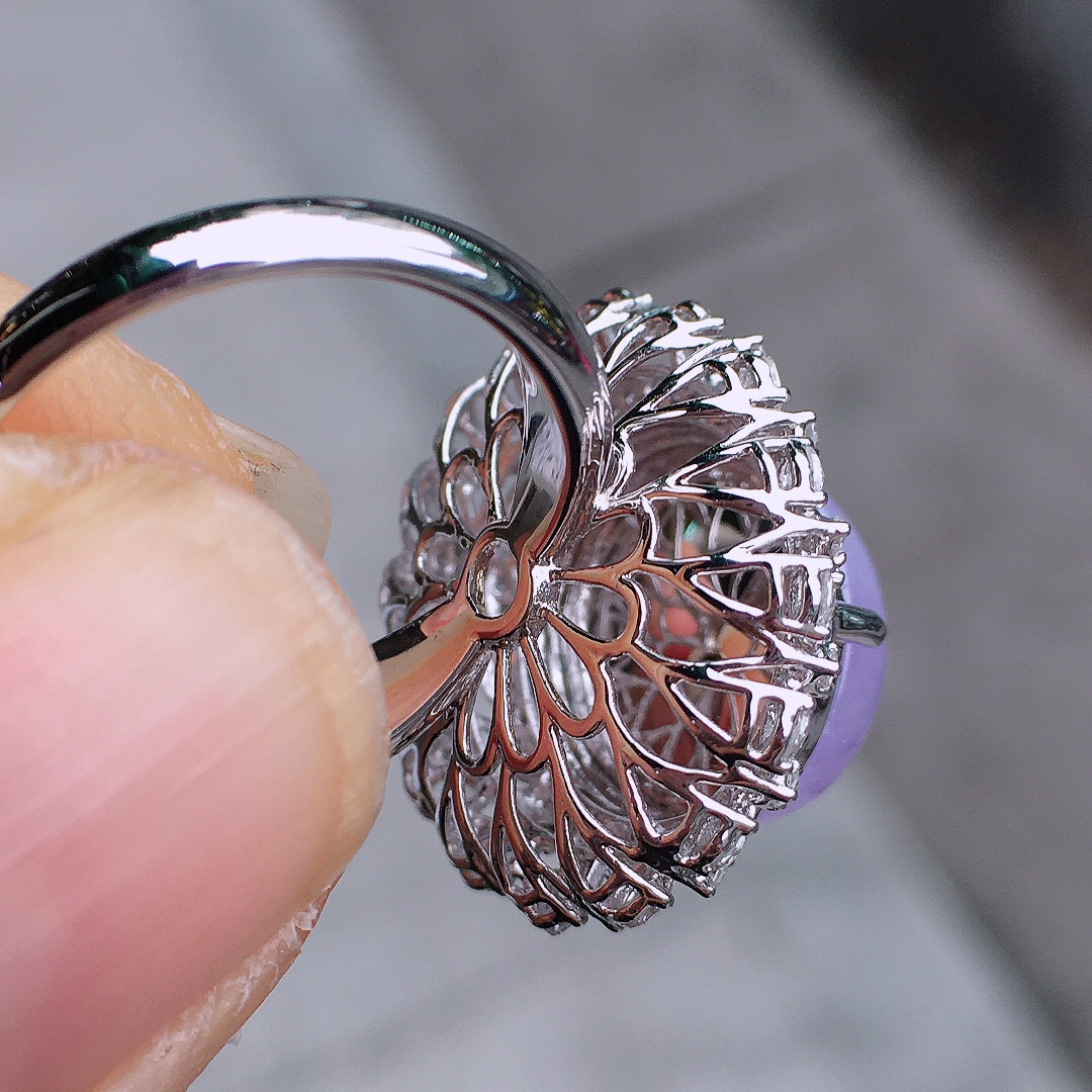 紫罗兰蛋面戒指，色泽均匀艳丽，玉质细腻，荧光感超
强，饱满圆润，尽显优雅气质，18k
金豪华镶嵌