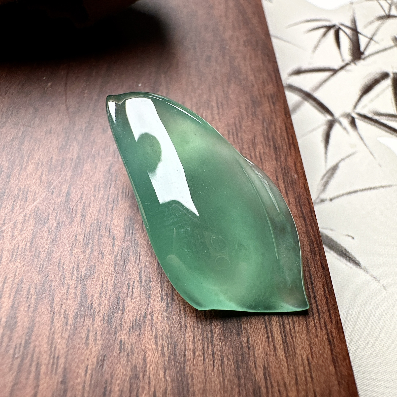 【冰种晴绿随形裸石】质地细腻，冰润十足，种老冰透，收藏品质