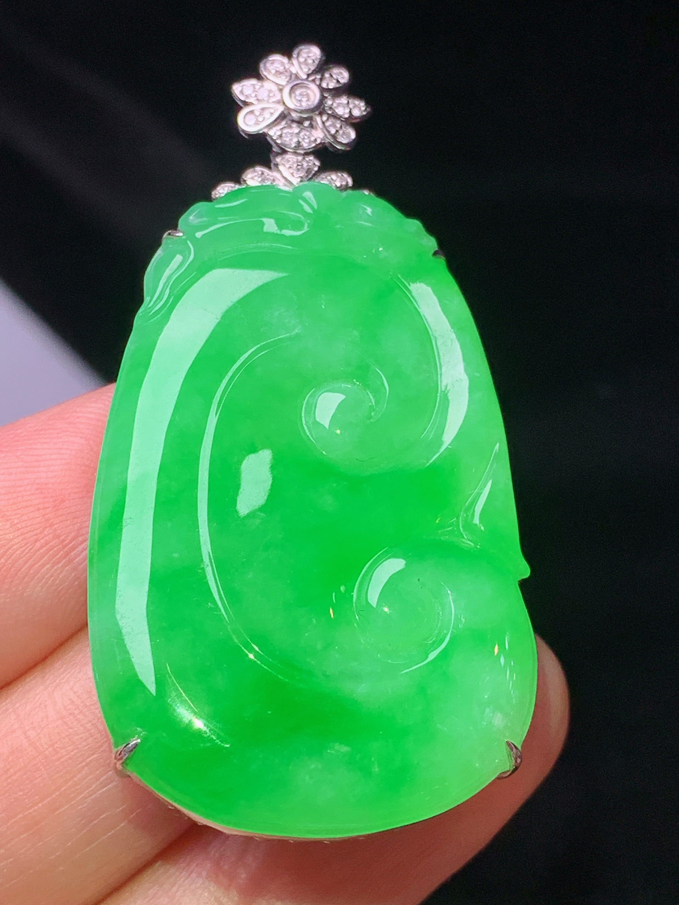 18k金钻镶嵌翠绿如意吊坠 玉质细腻 色泽艳丽清新 水润亮眼 整体尺寸51*25.2*7j3