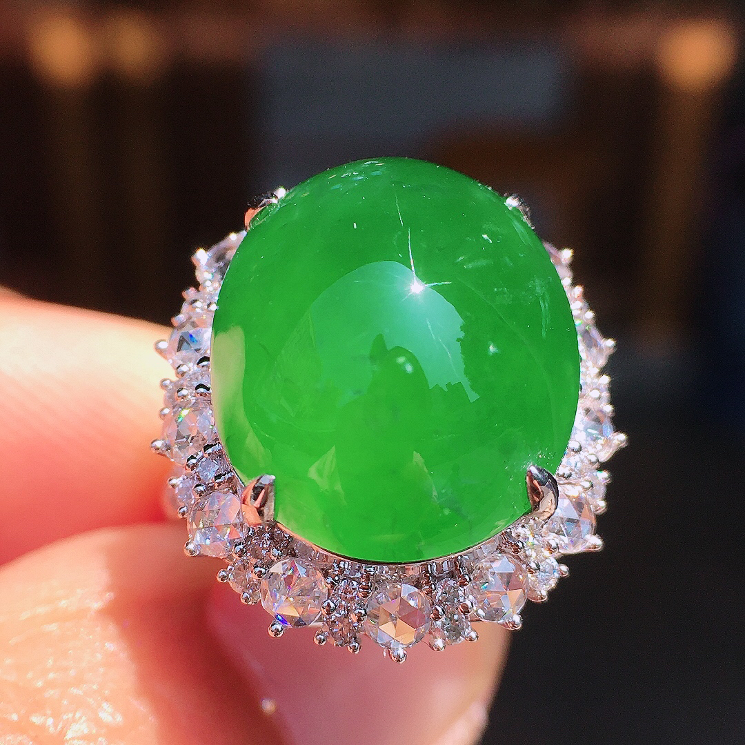 阳绿蛋面戒指，色泽均匀艳丽，玉质细腻，荧光感超
强，饱满圆润，尽显优雅气质，18k
金豪华镶嵌