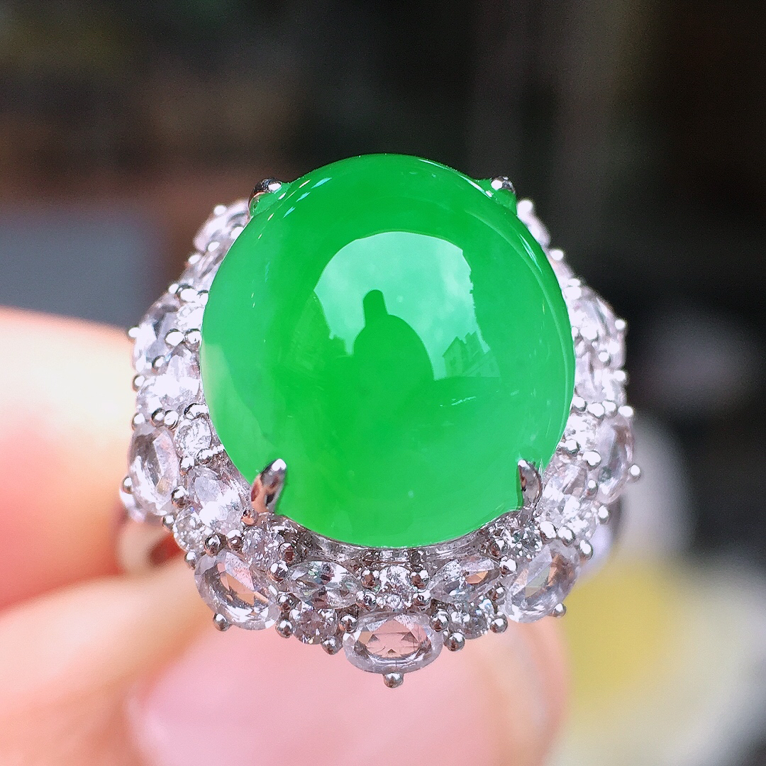 阳绿蛋面戒指，色泽均匀艳丽，玉质细腻，荧光感超
强，饱满圆润，尽显优雅气质，18k
金豪华镶嵌