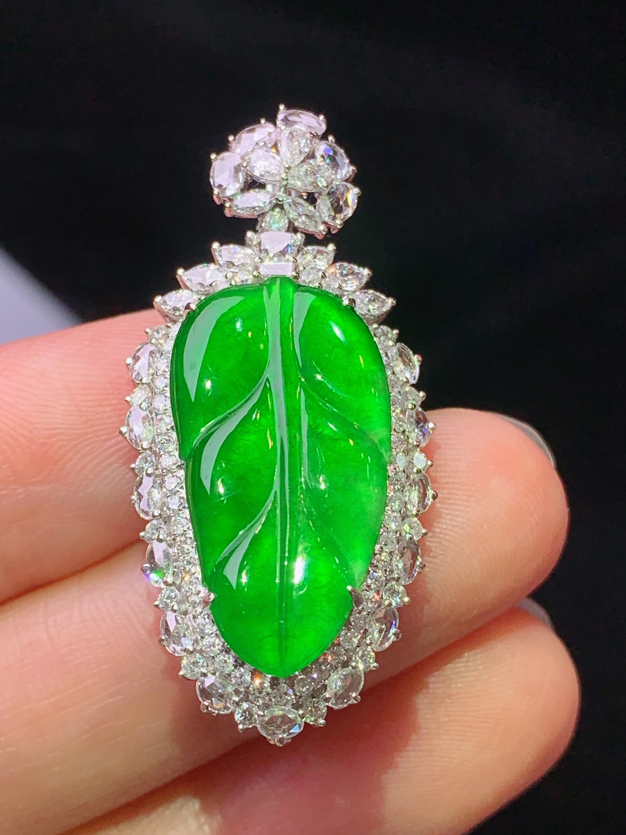 18k金钻镶嵌满绿树叶吊坠 玉质细腻 色泽艳丽清新 水润亮眼 整体尺寸37*17.6*9.2m3