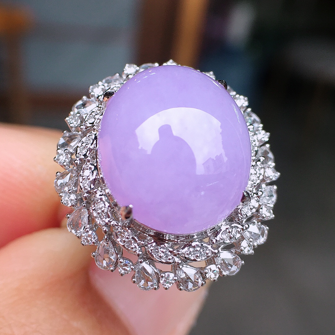 紫罗兰蛋面戒指，色泽均匀艳丽，玉质细腻，荧光感超
强，饱满圆润，尽显优雅气质，18k
金豪华镶嵌