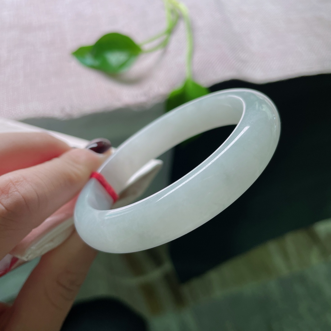 55.6/12.2/7.5，浅绿底正圈，淡雅倾心，干净，婉约中透露几分清秀之气，ss48019a