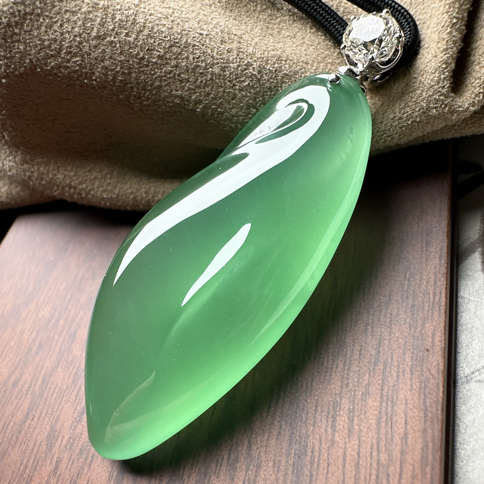 【冰种绿大福瓜吊坠】大师工，种水上乘，晶莹剔透，纯净通透，收藏品质，18k金钻镶嵌，裸石尺寸50.8*21.7*10.5毫米
