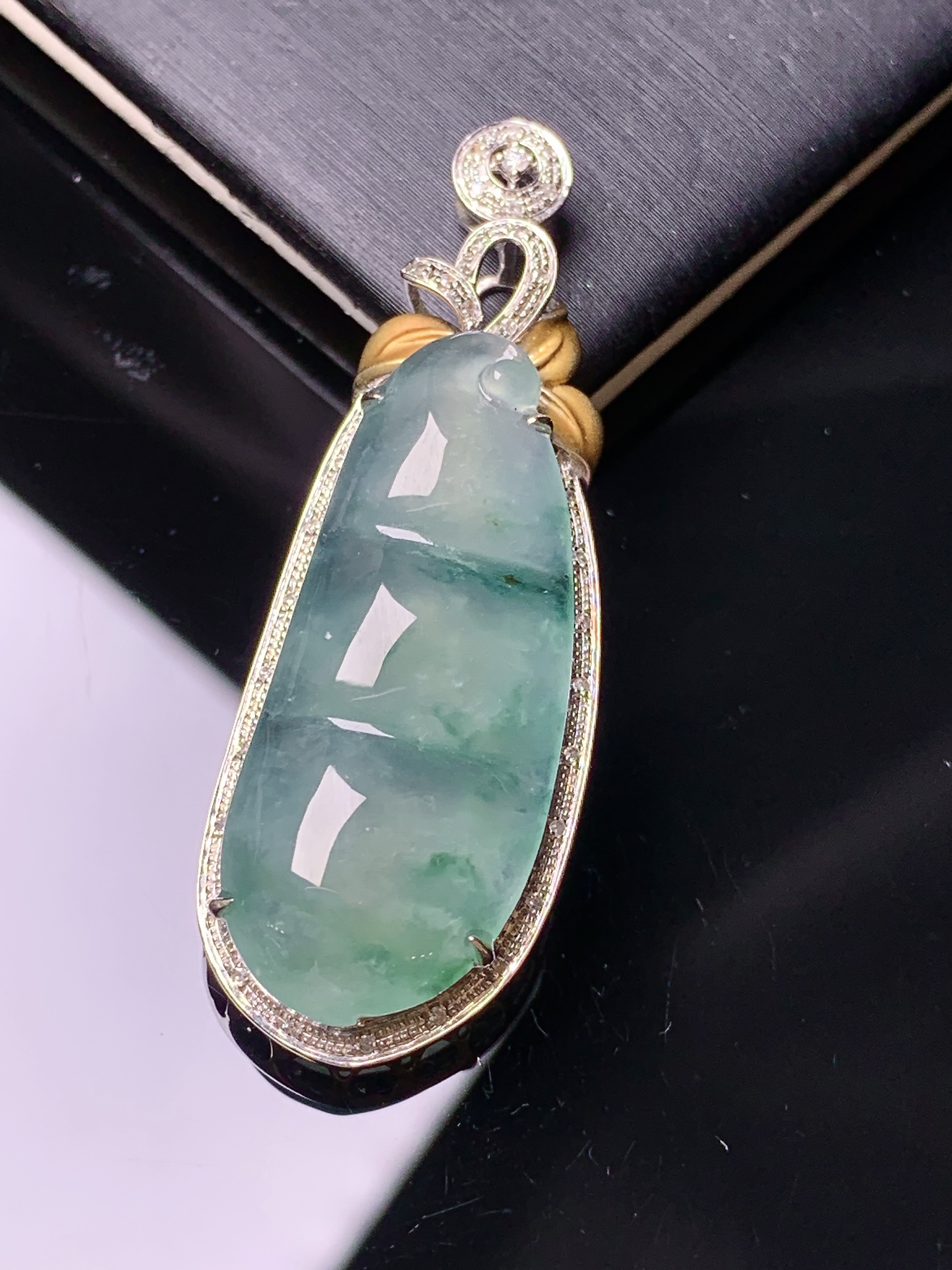 18k金钻镶嵌飘绿四季豆吊坠 玉质细腻 色泽艳丽清新 水润亮眼 整体尺寸43.6*15.5*8.2x