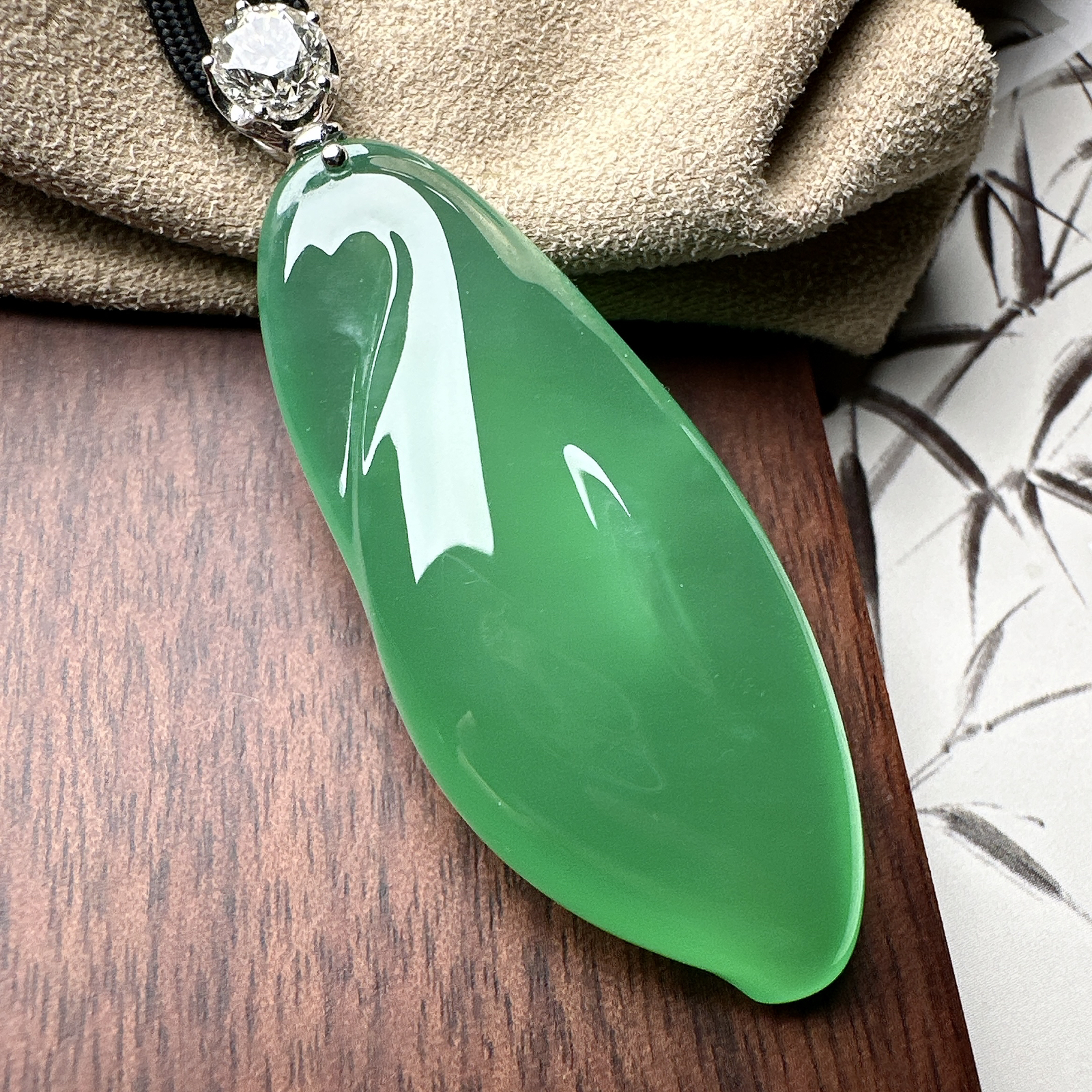 【冰种绿大福瓜吊坠】大师工，种水上乘，晶莹剔透，纯净通透，收藏品质，18k金钻镶嵌，裸石尺寸50.8*21.7*10.5毫米