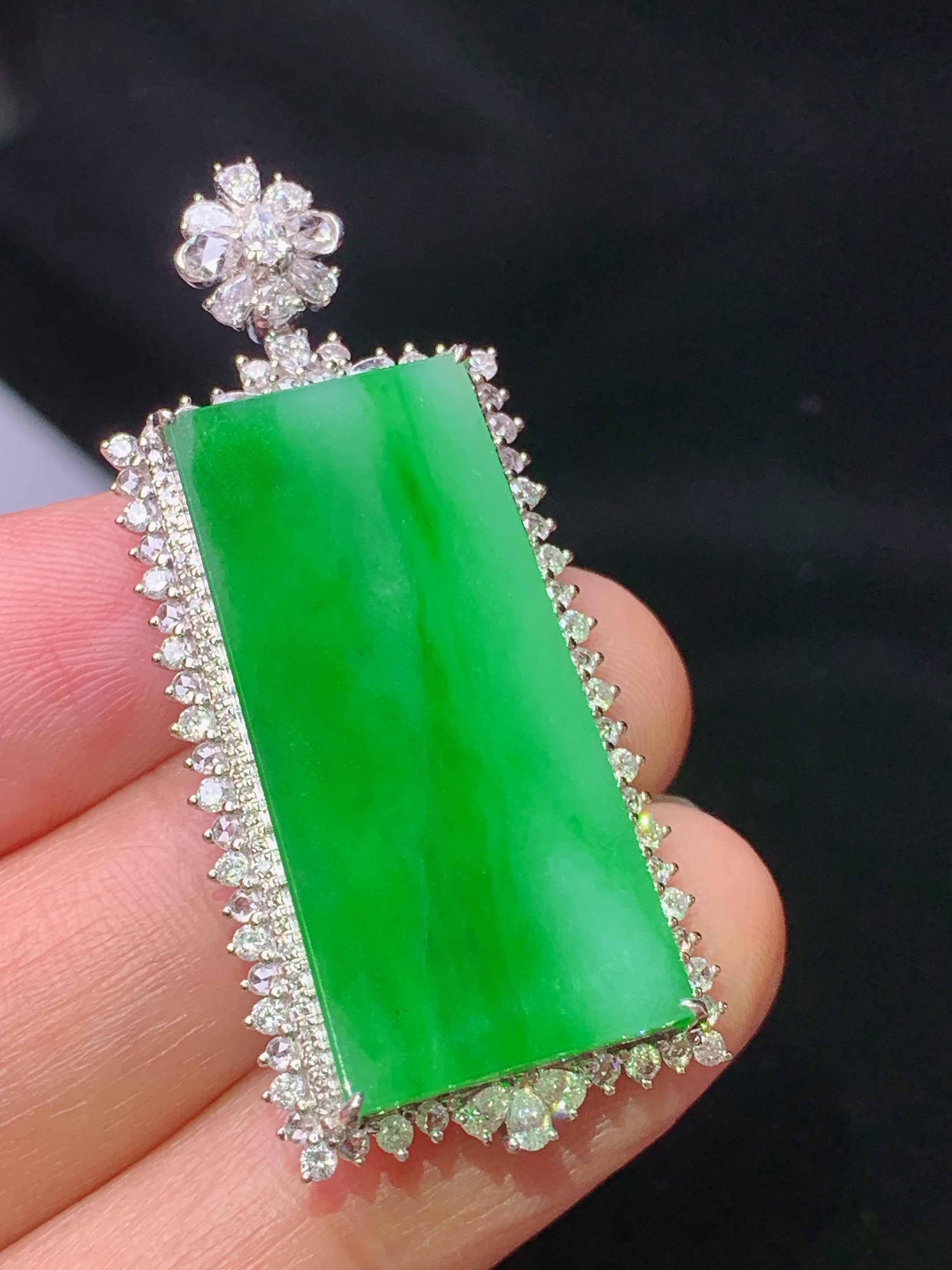 18k金钻镶嵌翠绿无事牌吊坠 玉质细腻 色泽艳丽清新 水润亮眼 整体尺寸44.5*19.6*7.2z