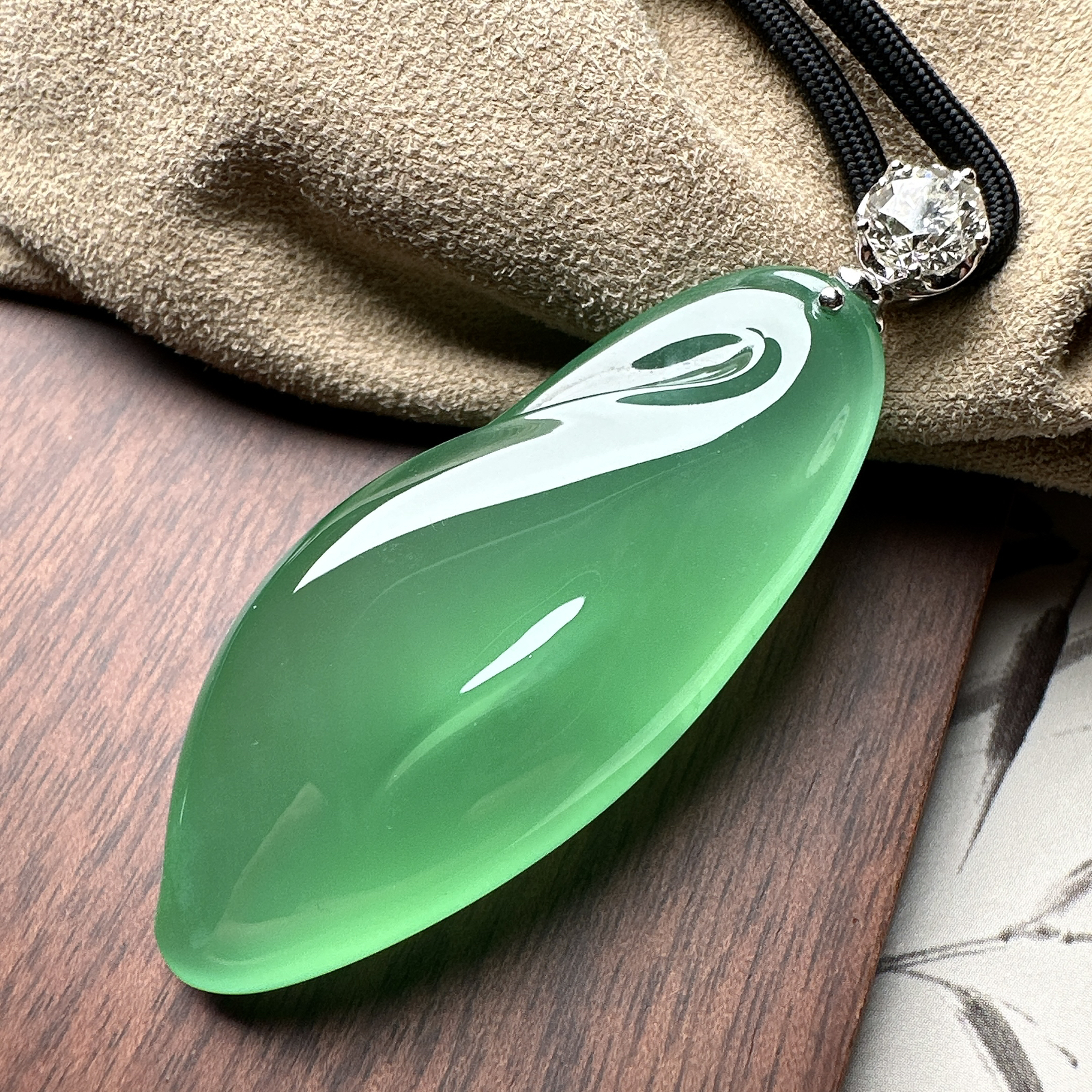 【冰种绿大福瓜吊坠】大师工，种水上乘，晶莹剔透，纯净通透，收藏品质，18k金钻镶嵌，裸石尺寸50.8*21.7*10.5毫米