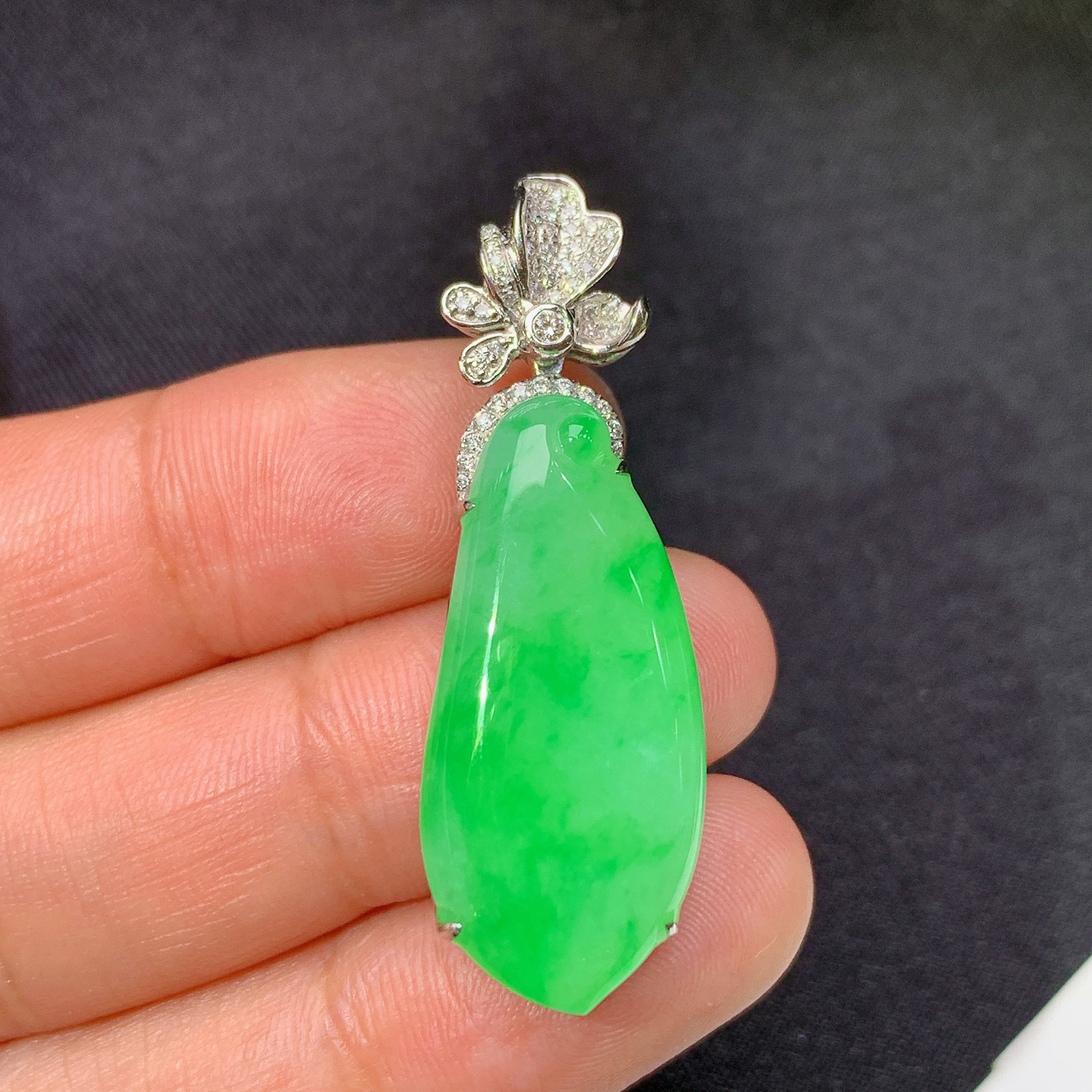 冰阳绿福瓜吊坠，18k金镶嵌，冰润色阳，玉质细腻，种水足，Zha 尺寸39.3*13.4*6.3