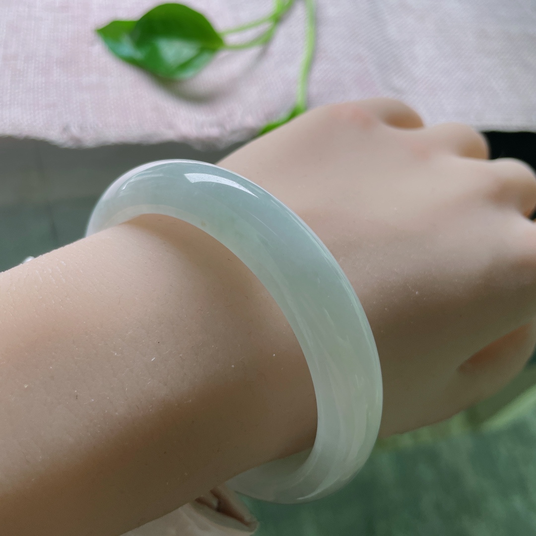 55.6/12.2/7.5，浅绿底正圈，淡雅倾心，干净，婉约中透露几分清秀之气，ss48019a