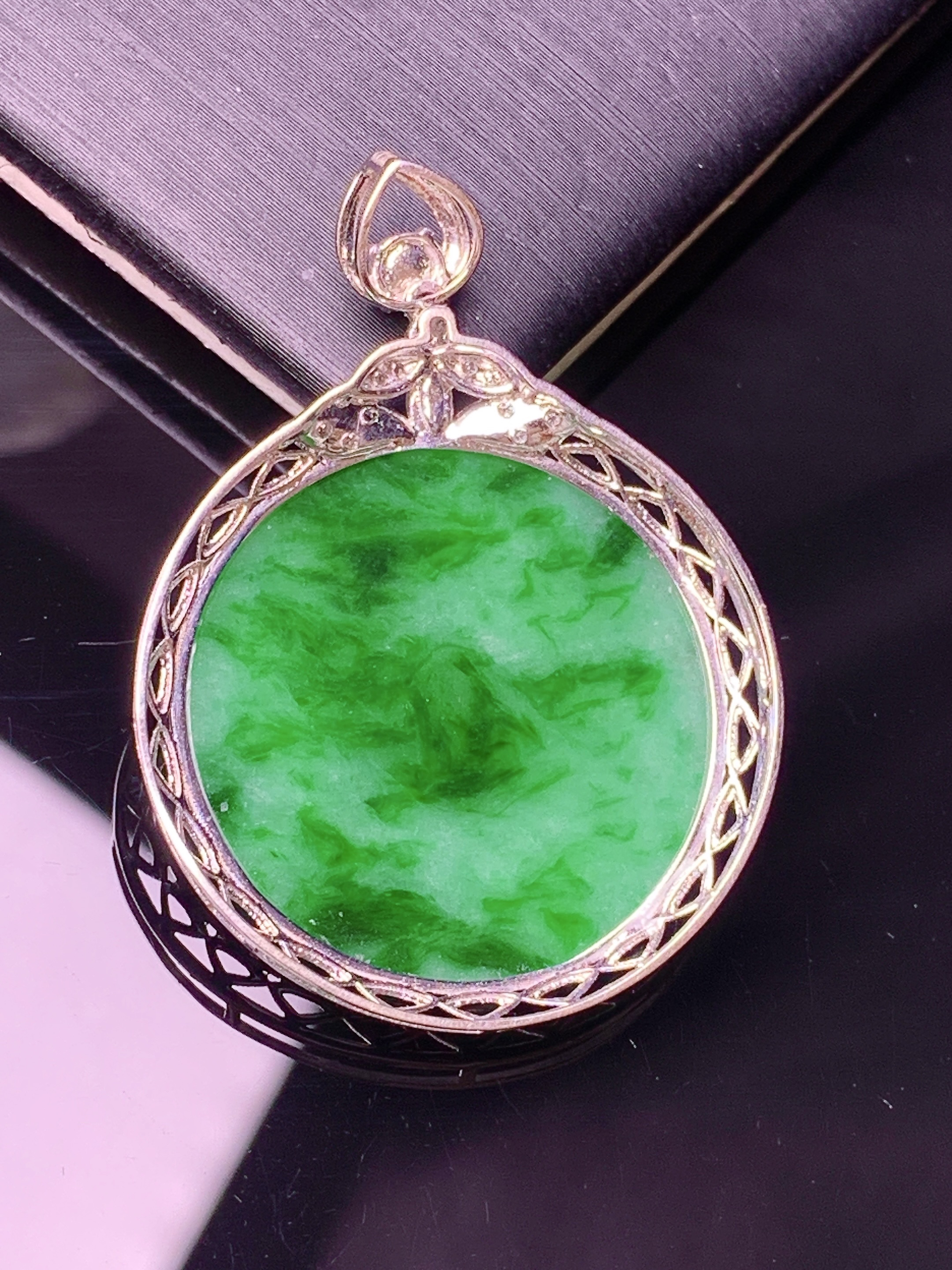 18k金钻镶嵌翠绿圆牌吊坠 玉质细腻 色泽艳丽清新 水润亮眼 整体尺寸37.5*27*4.2a2
