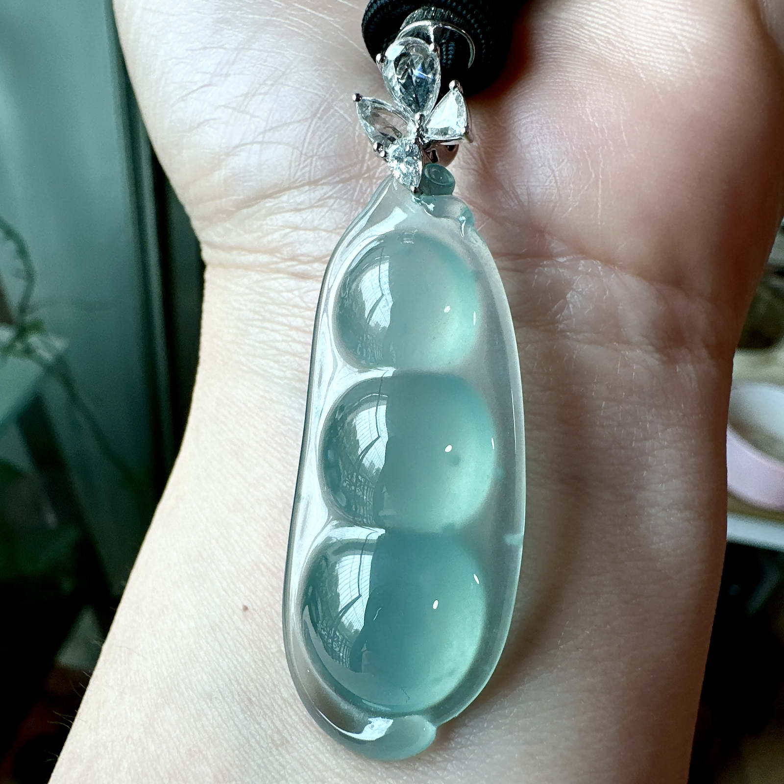 【冰种福豆吊坠】天空蓝老料，起钢光，种地上乘，冰感十足，通透起光，饱满圆润，收藏品质，18k金钻镶嵌