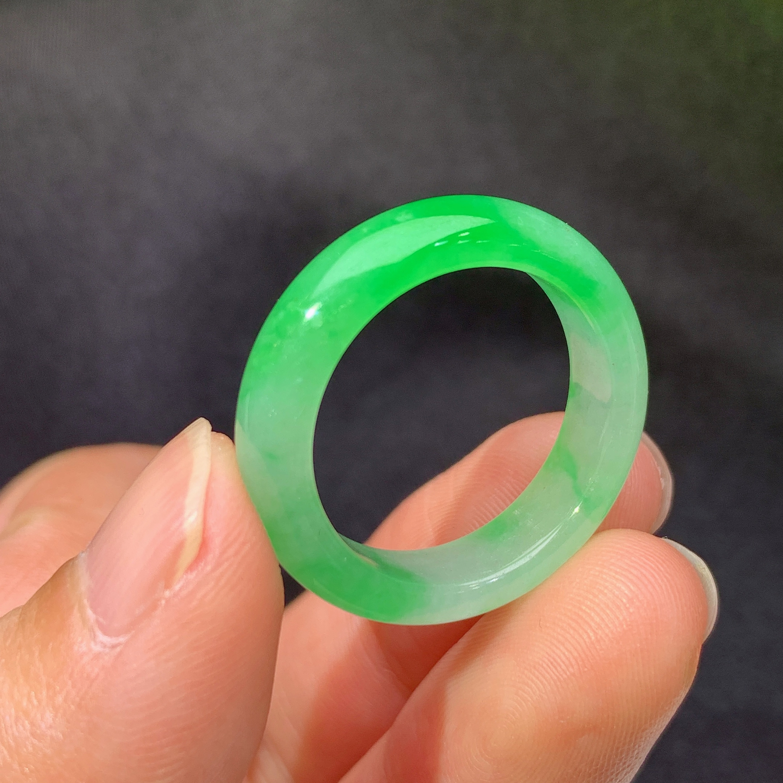 冰飘绿戒圈，指环，冰润色阳，玉质细腻，种水足，Ax 圈口18 尺寸5.7*3.2