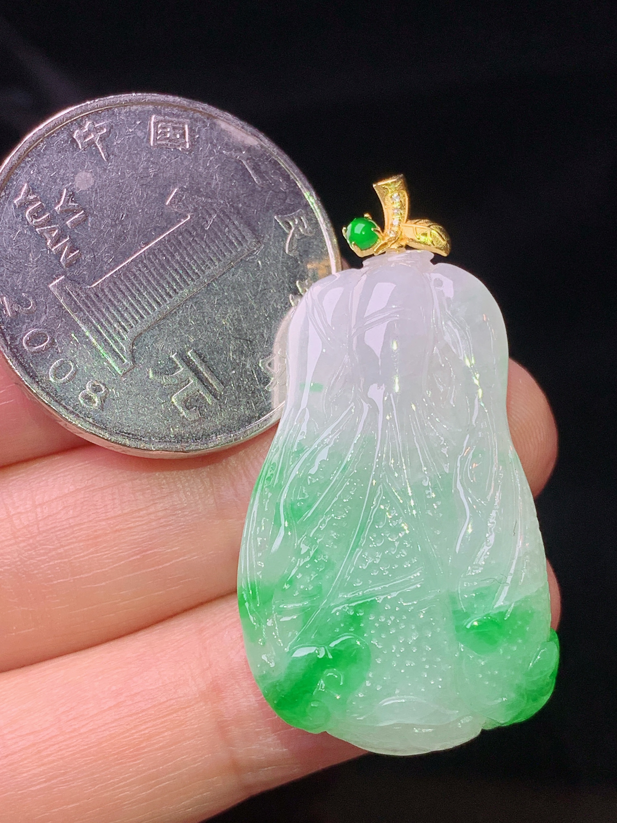18k金镶嵌飘绿白菜吊坠 玉质细腻 色泽艳丽清新 水润亮眼 整体尺寸38*20.2*7.5e1