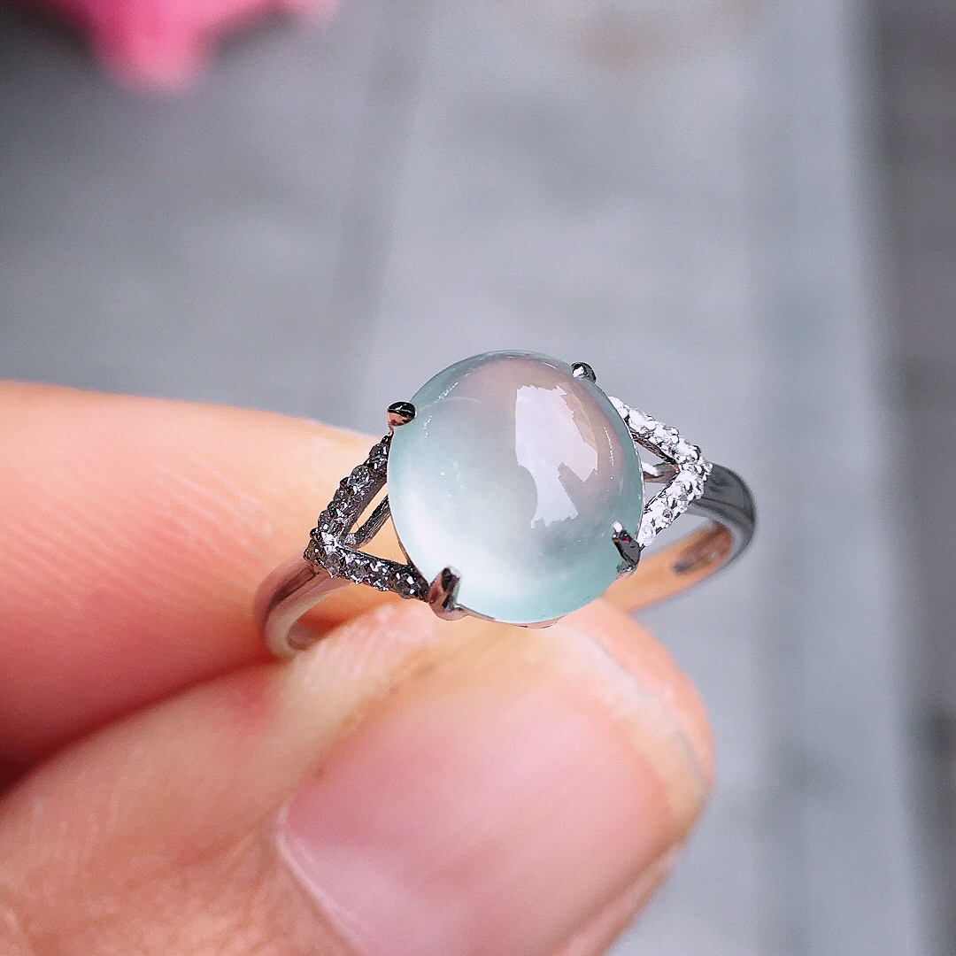 玻璃种蛋面戒指，玉质细腻，荧光感超
强，饱满圆润，尽显优雅气质，18k
金豪华镶嵌