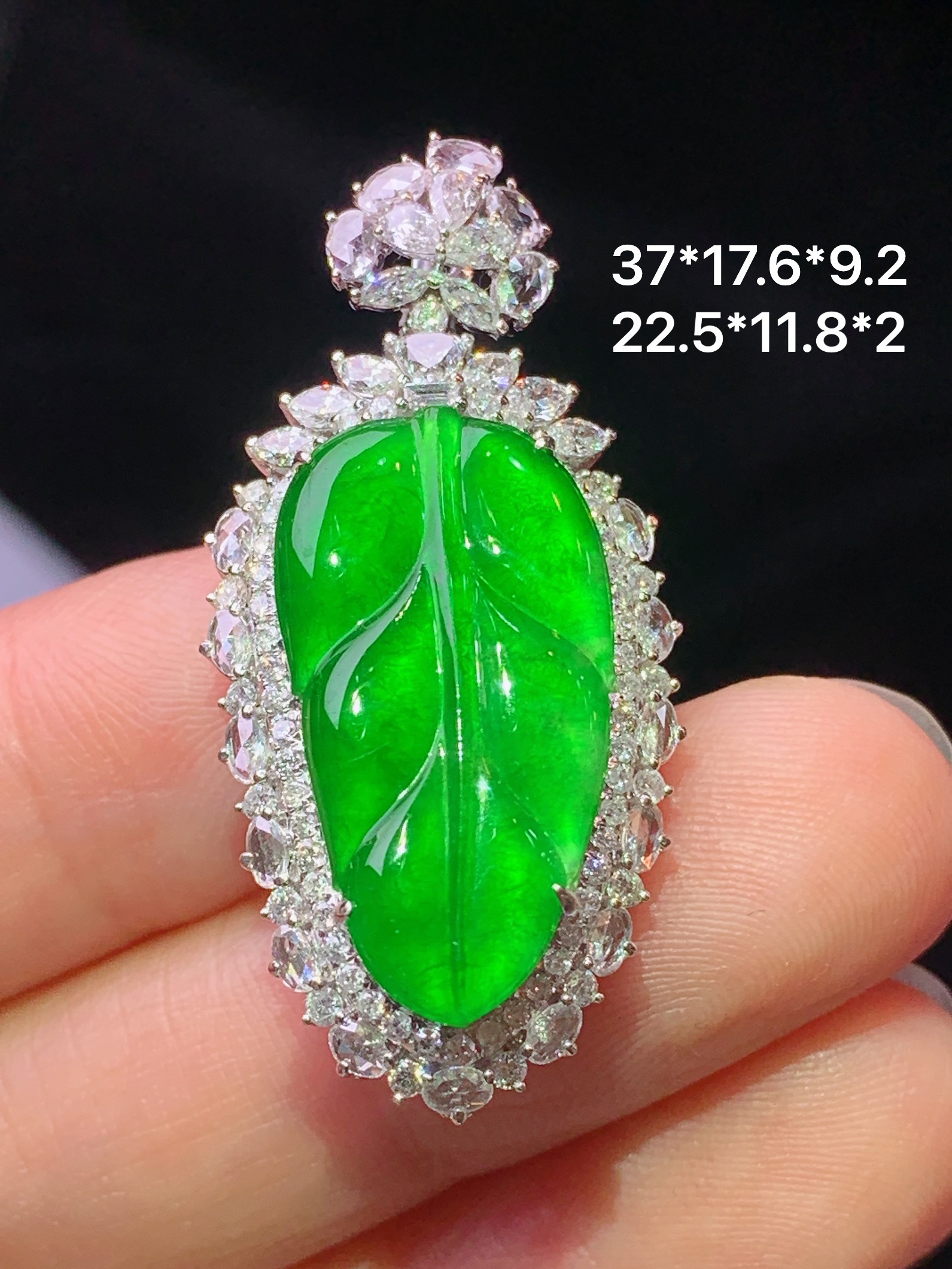 18k金钻镶嵌满绿树叶吊坠 玉质细腻 色泽艳丽清新 水润亮眼 整体尺寸37*17.6*9.2m3