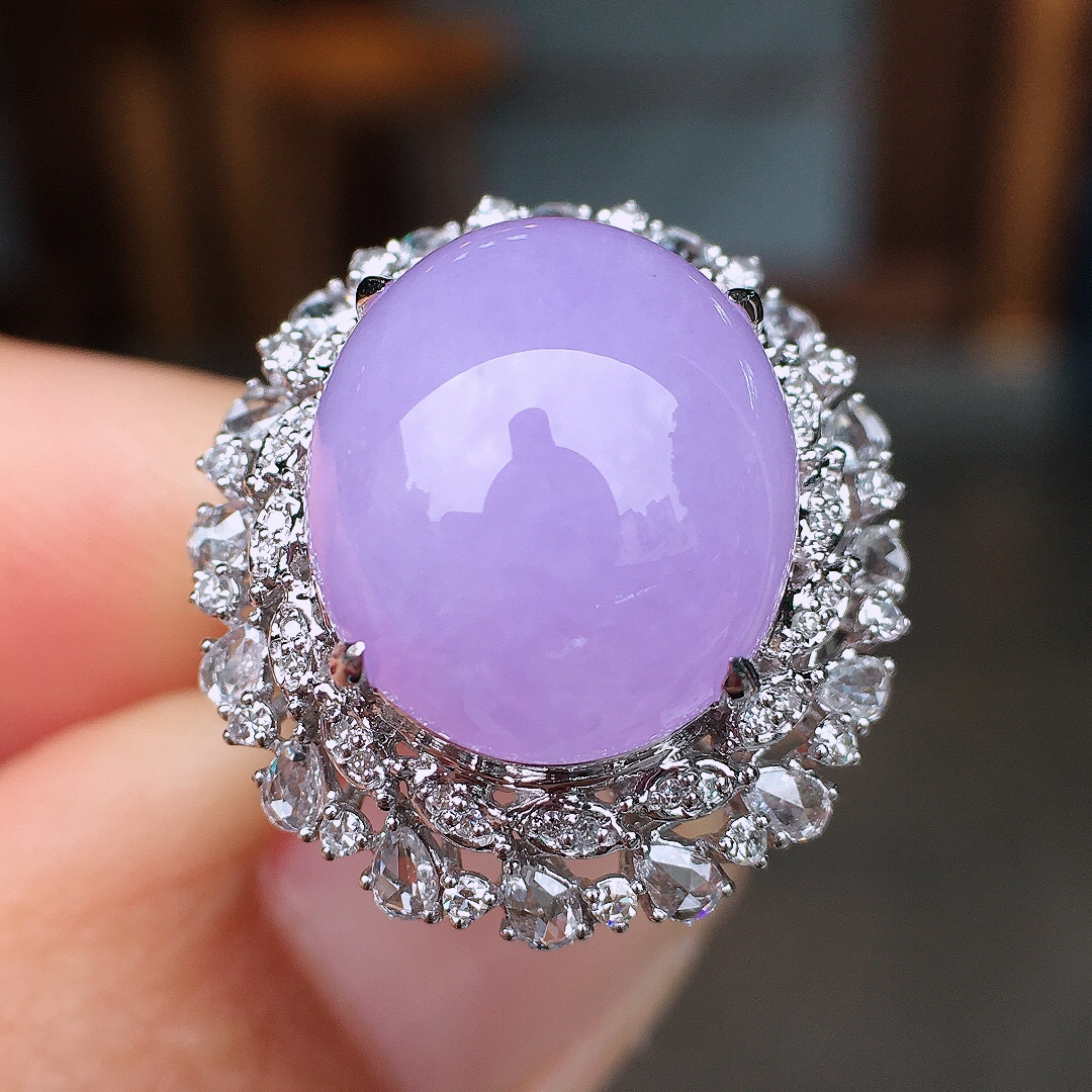 紫罗兰蛋面戒指，色泽均匀艳丽，玉质细腻，荧光感超
强，饱满圆润，尽显优雅气质，18k
金豪华镶嵌