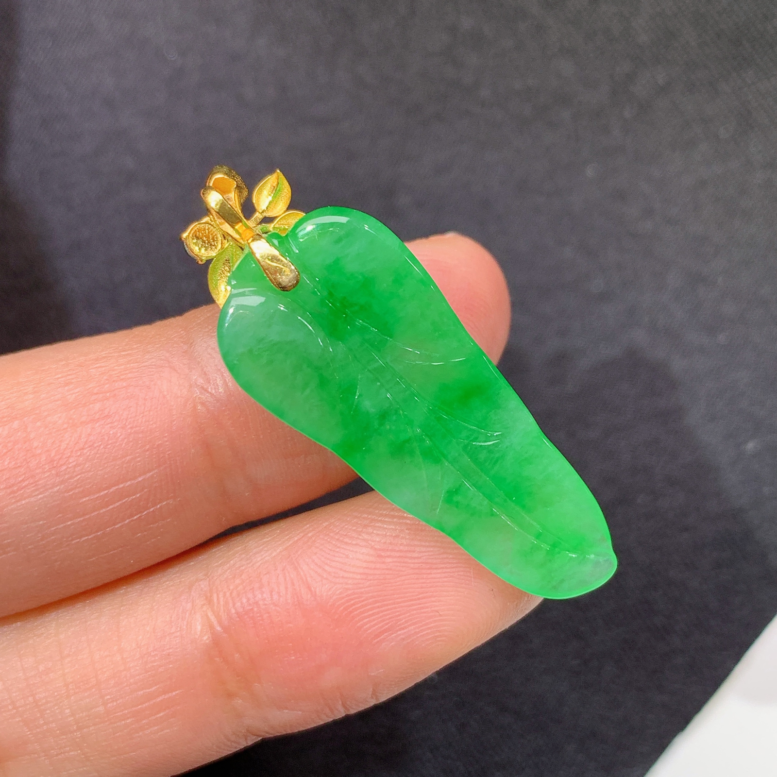 冰阳绿树叶吊坠，18k金镶嵌，冰润色阳，玉质细腻，种水足，Hao 尺寸35.6*12.7*5.3