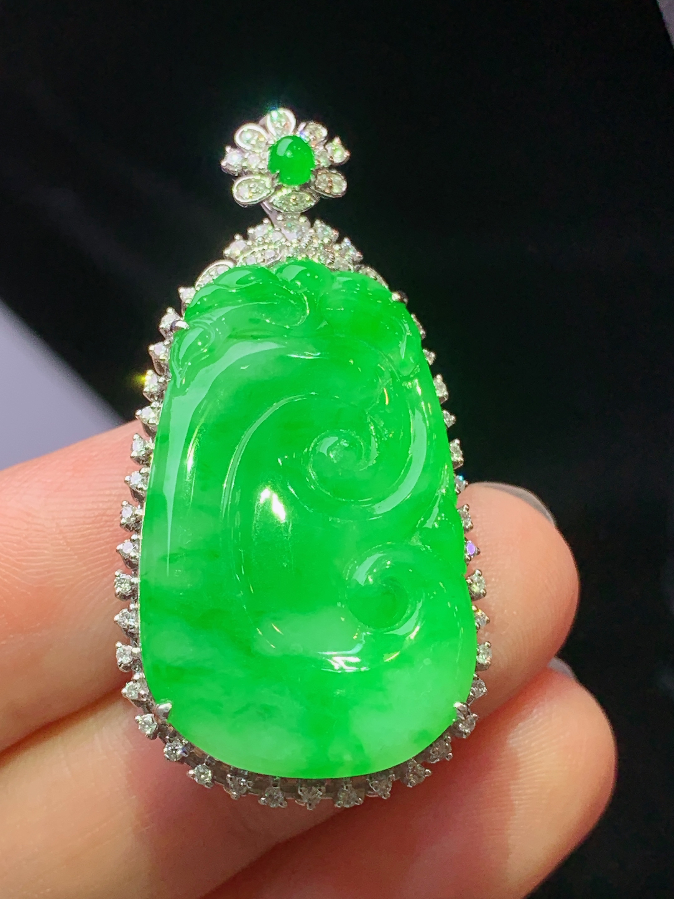 18k金钻镶嵌翠绿如意吊坠 玉质细腻 色泽艳丽清新 水润亮眼 整体尺寸40.7*20.3*7.6j3