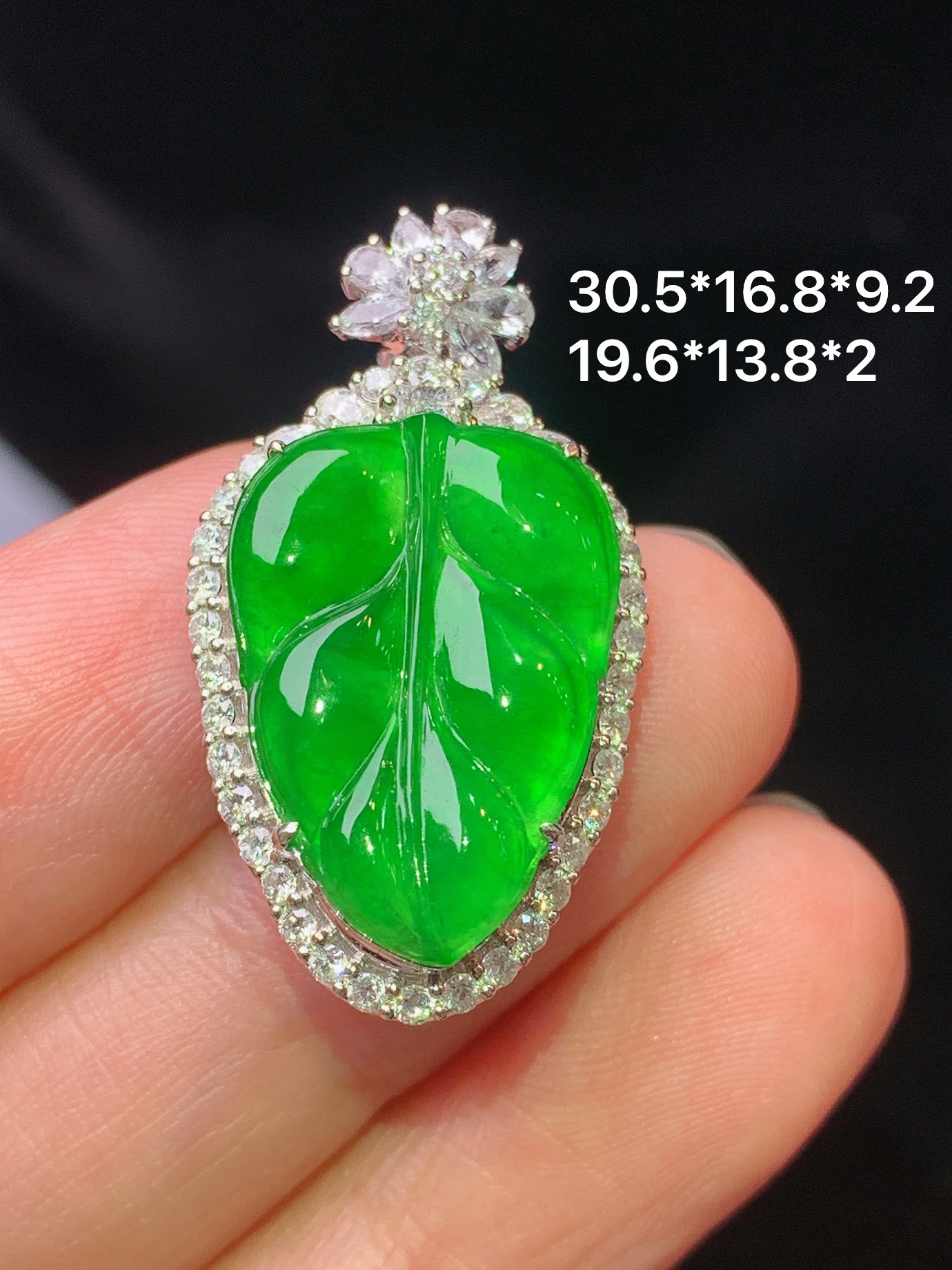 18k金钻镶嵌满绿树叶吊坠 玉质细腻 色泽艳丽清新 水润亮眼 整体尺寸30.5*16.8*9.2m4