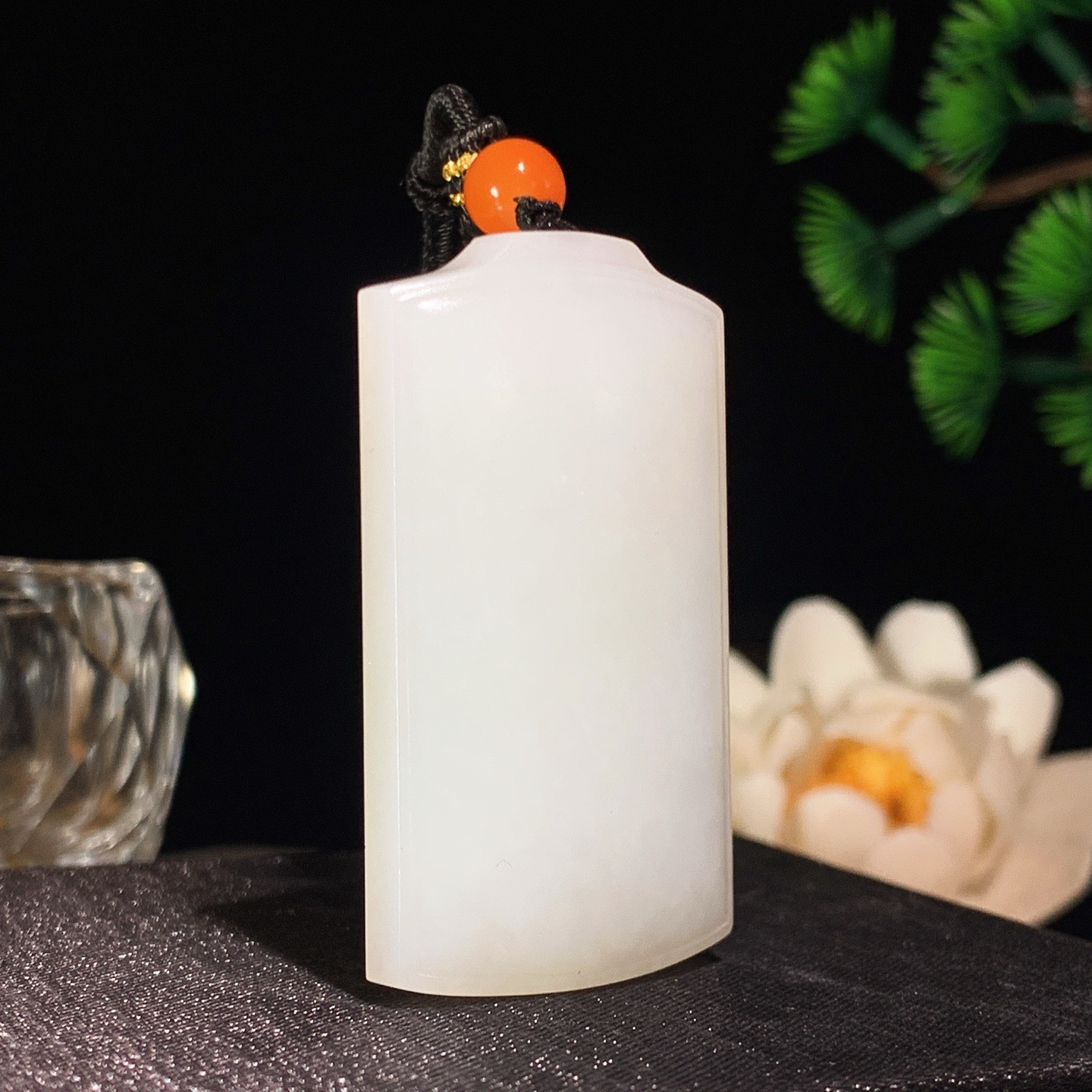 新疆和田玉白玉平安无事牌挂件 尺寸50/29/9重32克 玉质细腻油润 底色纯净 脂粉好，品质好。l