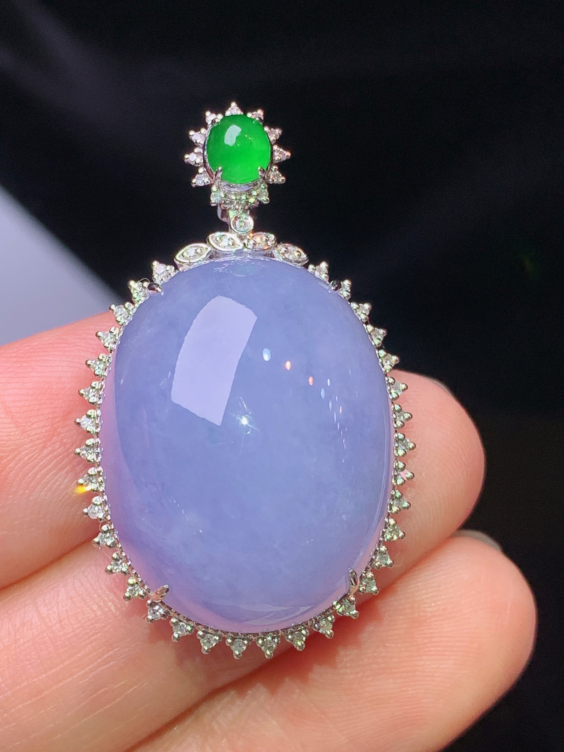 18k金钻镶嵌紫罗兰蛋面吊坠 玉质细腻 色泽艳丽清新 水润亮眼 整体尺寸34.8*21.2*11.8