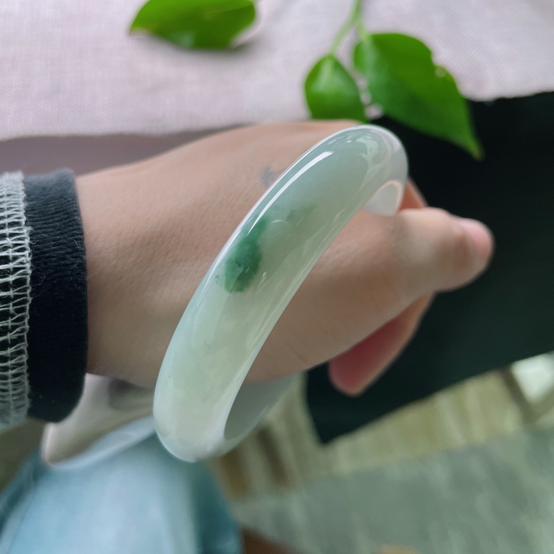 56.5/12.6/8.1，淡绿底正圈，一抹飘花点缀，摇曳生姿，灵动飘逸。，ss48657a