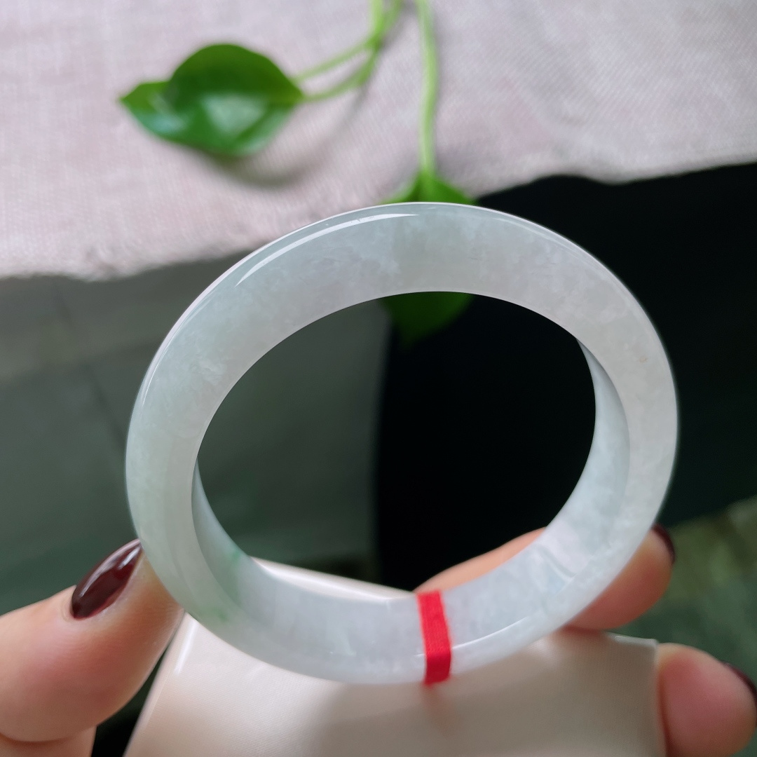 52.3/12/7.5，白底正圈，俏色点缀，腕间一抹春风绿，清澈了时光。整体，ss50054a