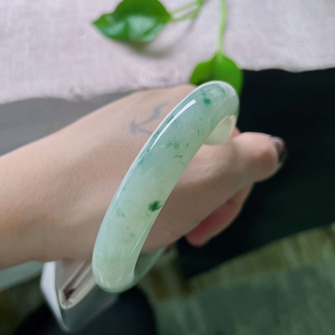 56.9/11.8/8.7，飘花正圈，水润细腻，种老，腕间藏山河，一镯醉流光。，ss50039a