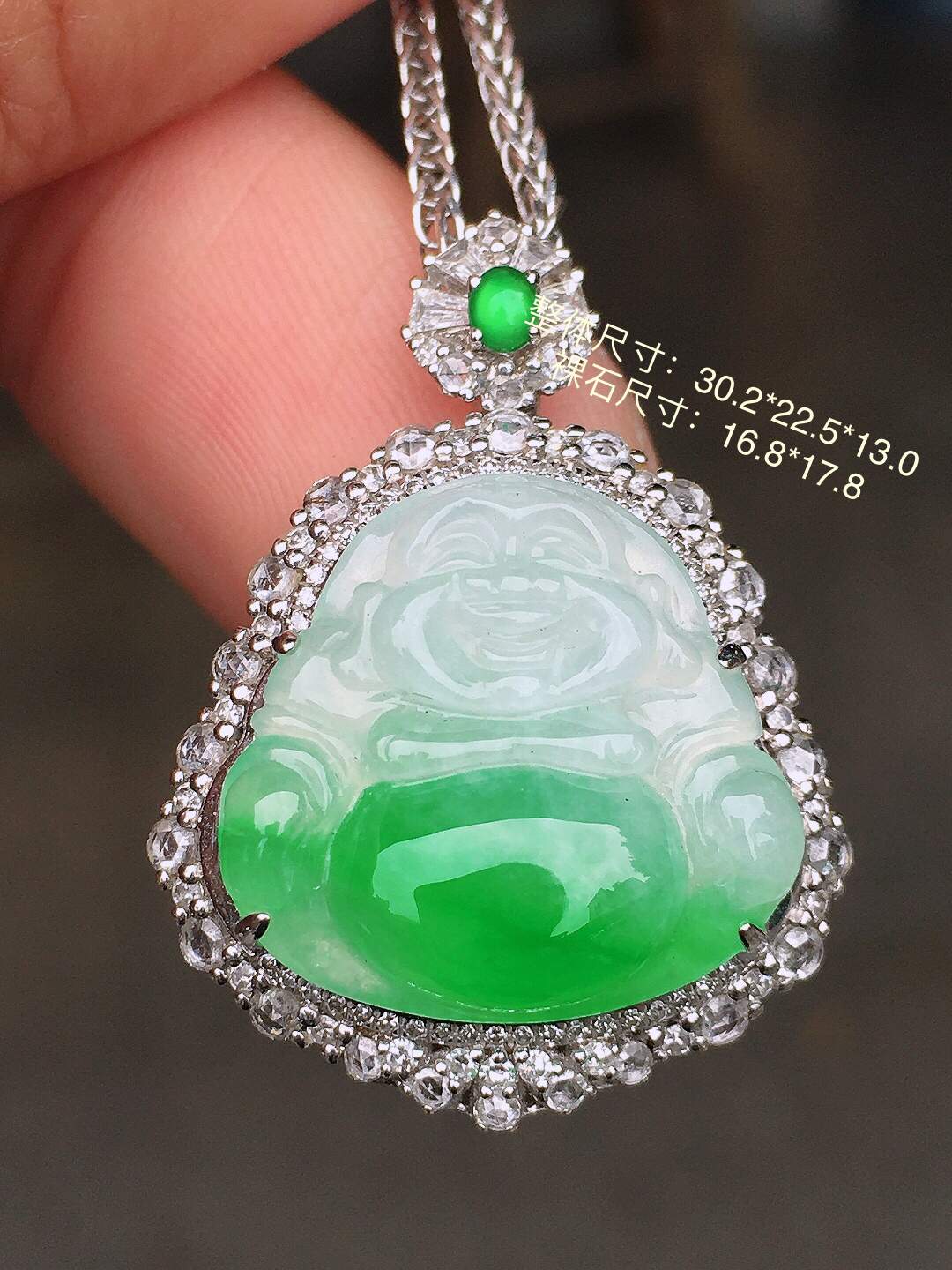 飘绿佛公吊坠，色泽艳丽，玉质细腻，荧光感超
强，饱满圆润，尽显优雅气质，18k
金豪华镶嵌