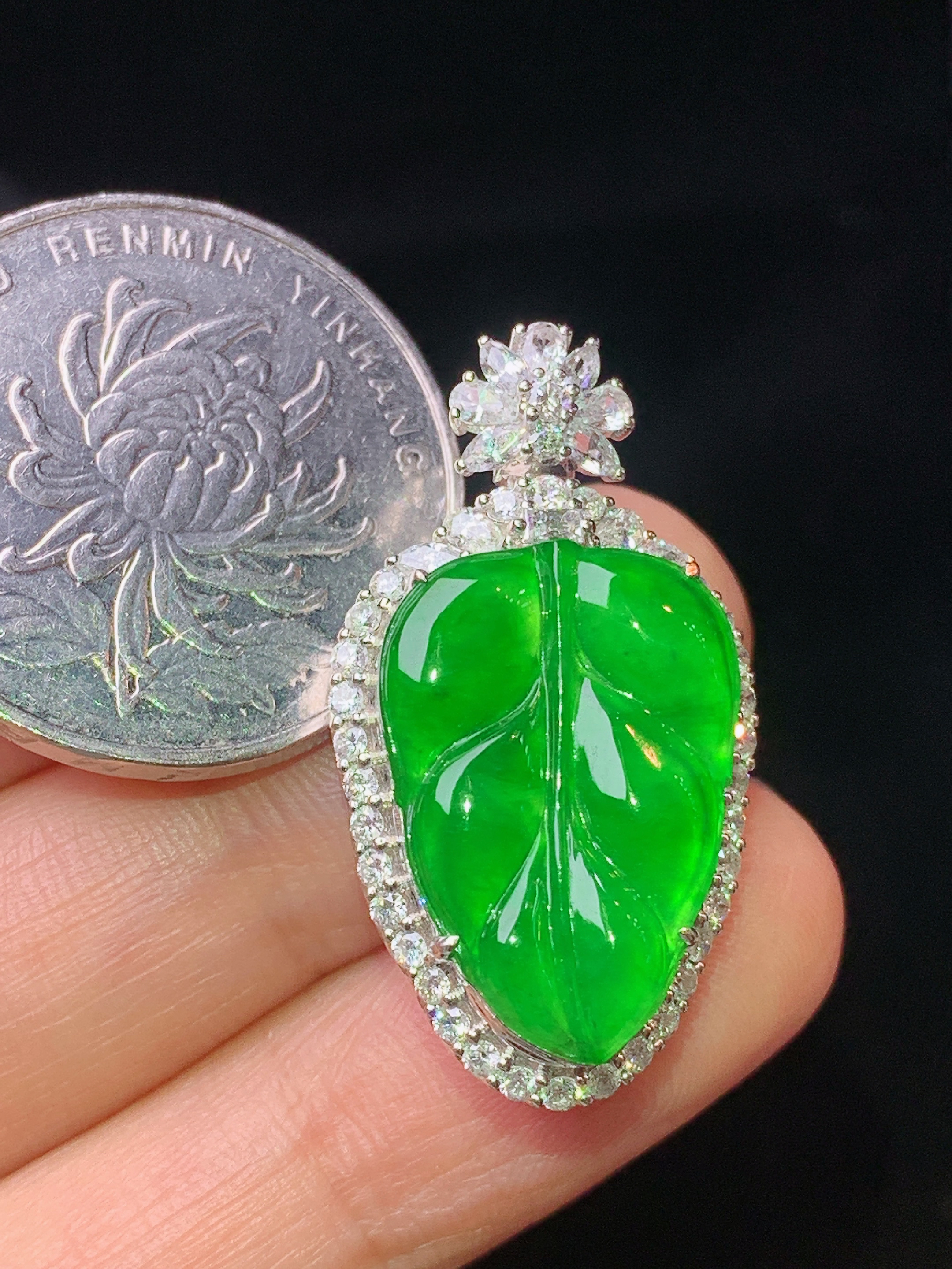 18k金钻镶嵌满绿树叶吊坠 玉质细腻 色泽艳丽清新 水润亮眼 整体尺寸30.5*16.8*9.2m4