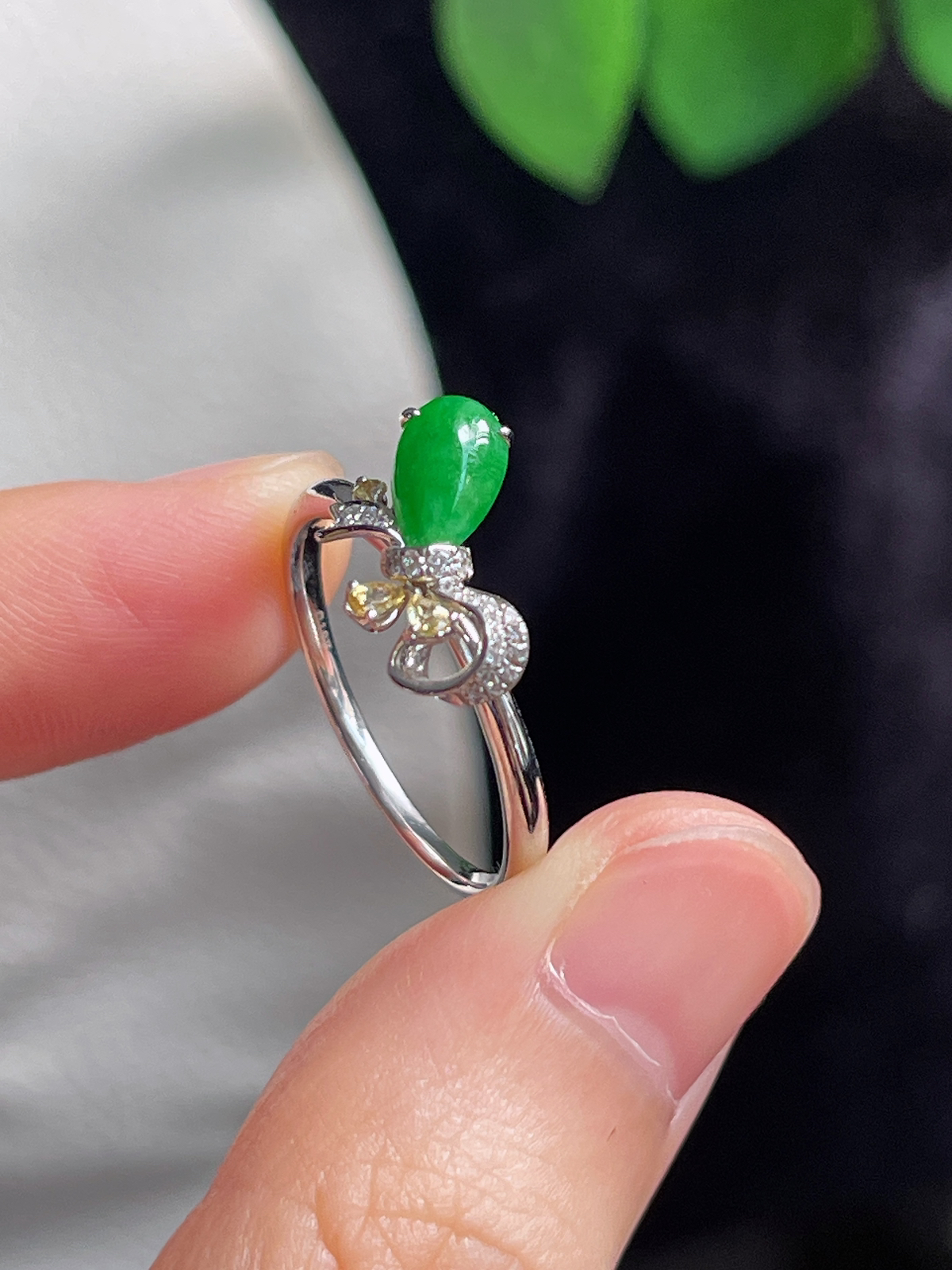 18k金 翡翠糯化种满绿色蝴蝶结戒指