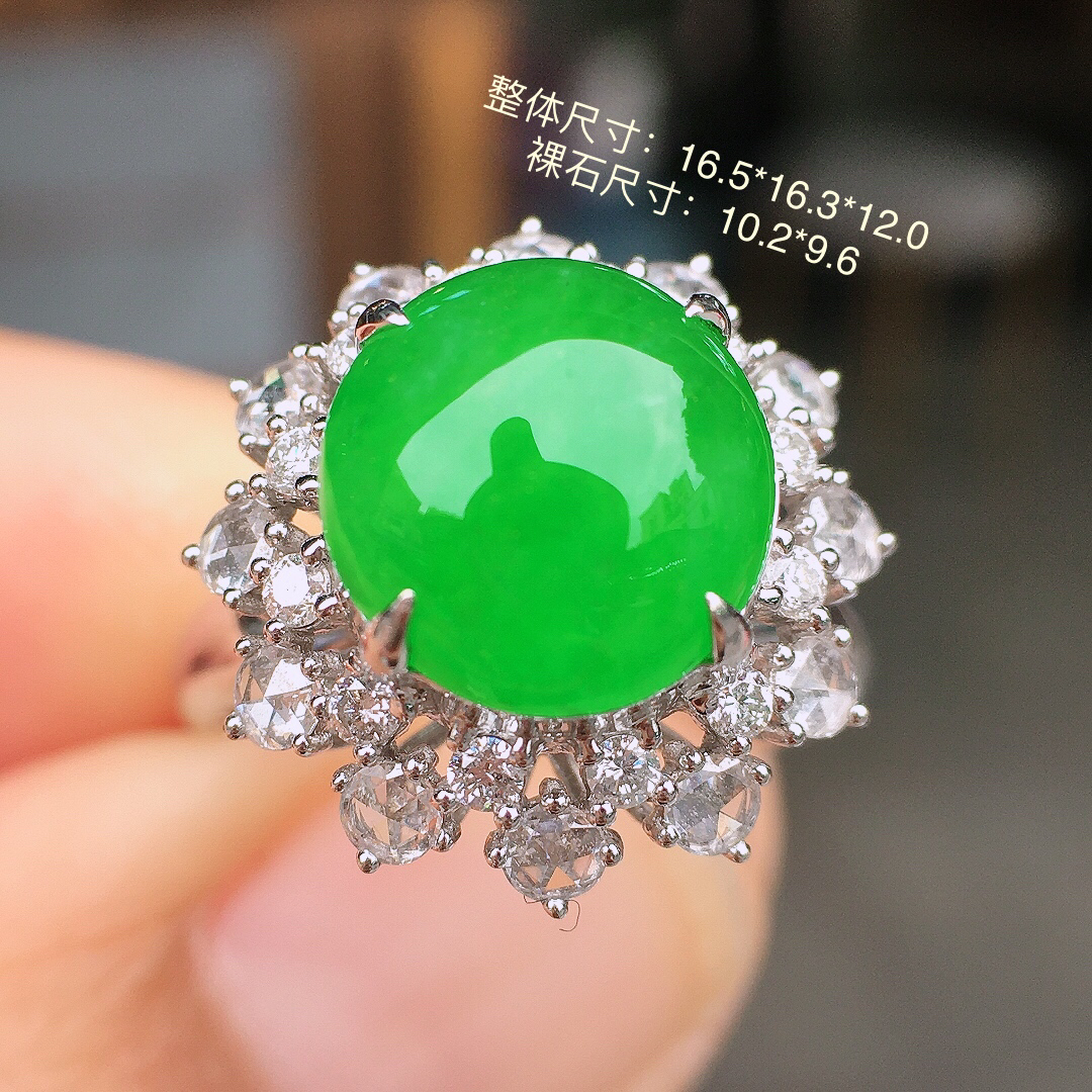 阳绿蛋面戒指，色泽均匀艳丽，玉质细腻，荧光感超
强，饱满圆润，尽显优雅气质，18k
金豪华镶嵌