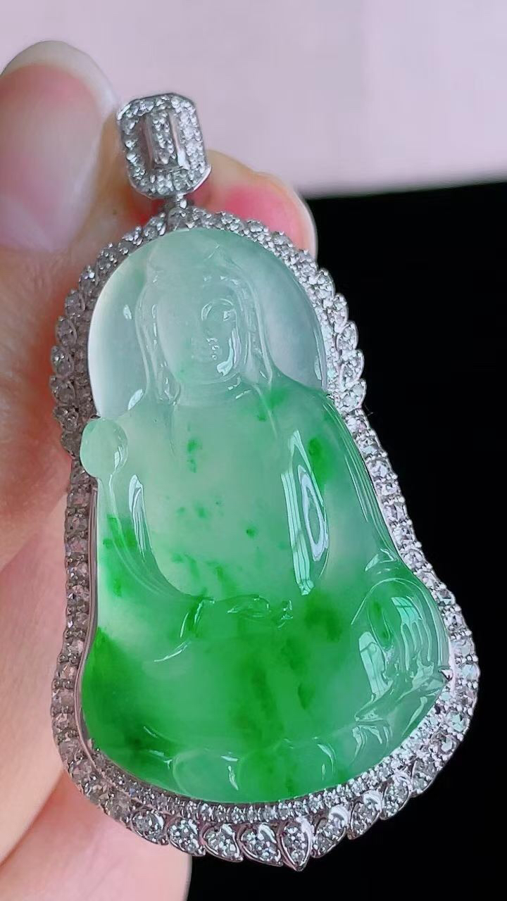 【翡翠名称】18K金豪华镶钻高冰阳绿观音吊坠
【翡翠尺寸】含金52.2/26.4/12.5mm
【翡翠描述】宝贝种老水足，玉质细腻，色泽靓丽，性价比高，佩戴效果好！
【其它赠送】权威证书/精美挂绳盒子/支持全国复检