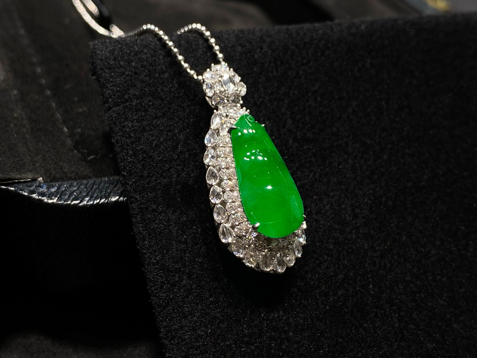 辣阳绿·福豆
18k金伴钻，种老质细，绿得浓郁，越戴越润