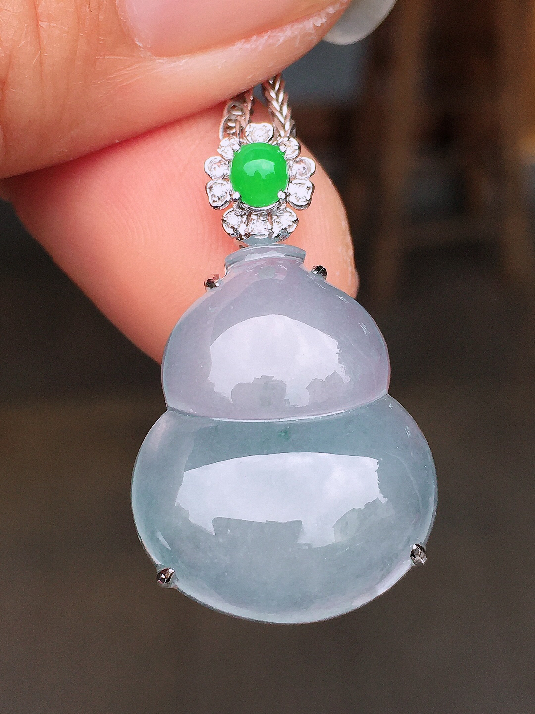 冰种葫芦吊坠，玉质细腻，荧光感超
强，饱满圆润，尽显优雅气质，18k
金豪华镶嵌