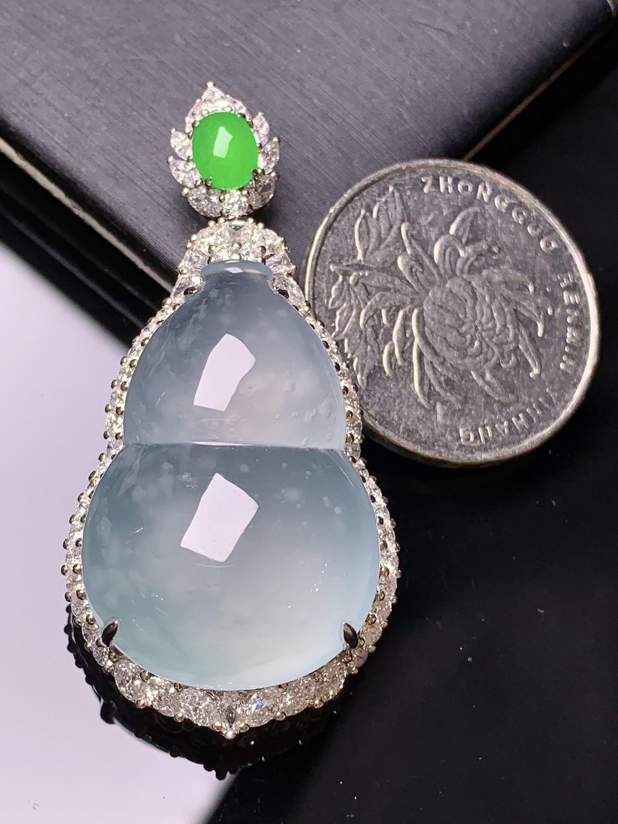 18k金钻镶嵌冰种葫芦吊坠 玉质细腻 色泽艳丽清新 水润亮眼 整体尺寸48.6*23.5*14.6m3