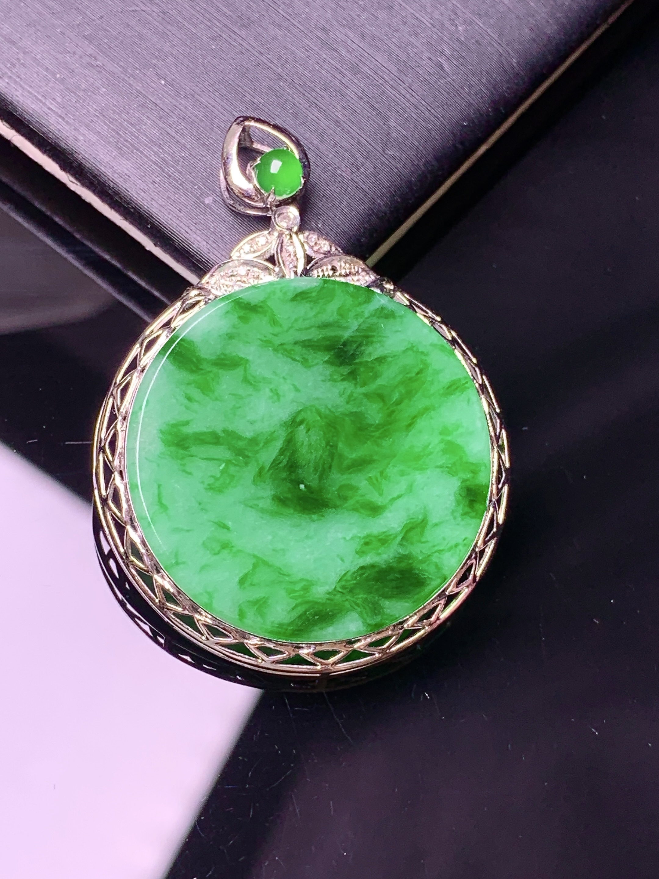 18k金钻镶嵌翠绿圆牌吊坠 玉质细腻 色泽艳丽清新 水润亮眼 整体尺寸37.5*27*4.2a2